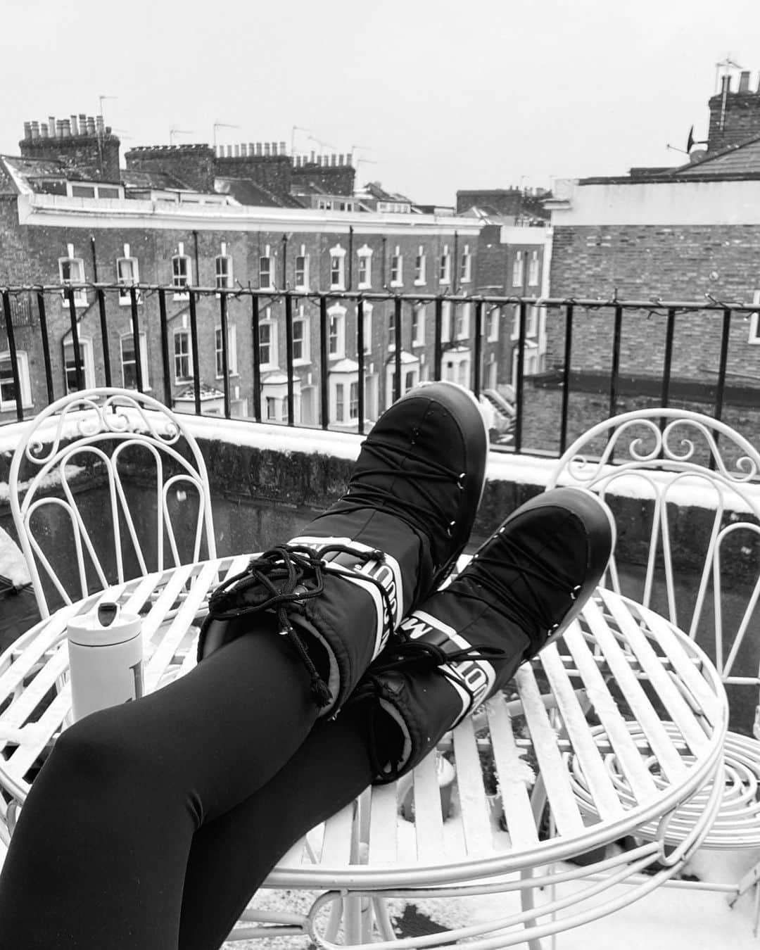 のインスタグラム：「Dressed the part for the Prettiest Coffee Run. It's all about the little things and playing dress up these days ❄️🤍」