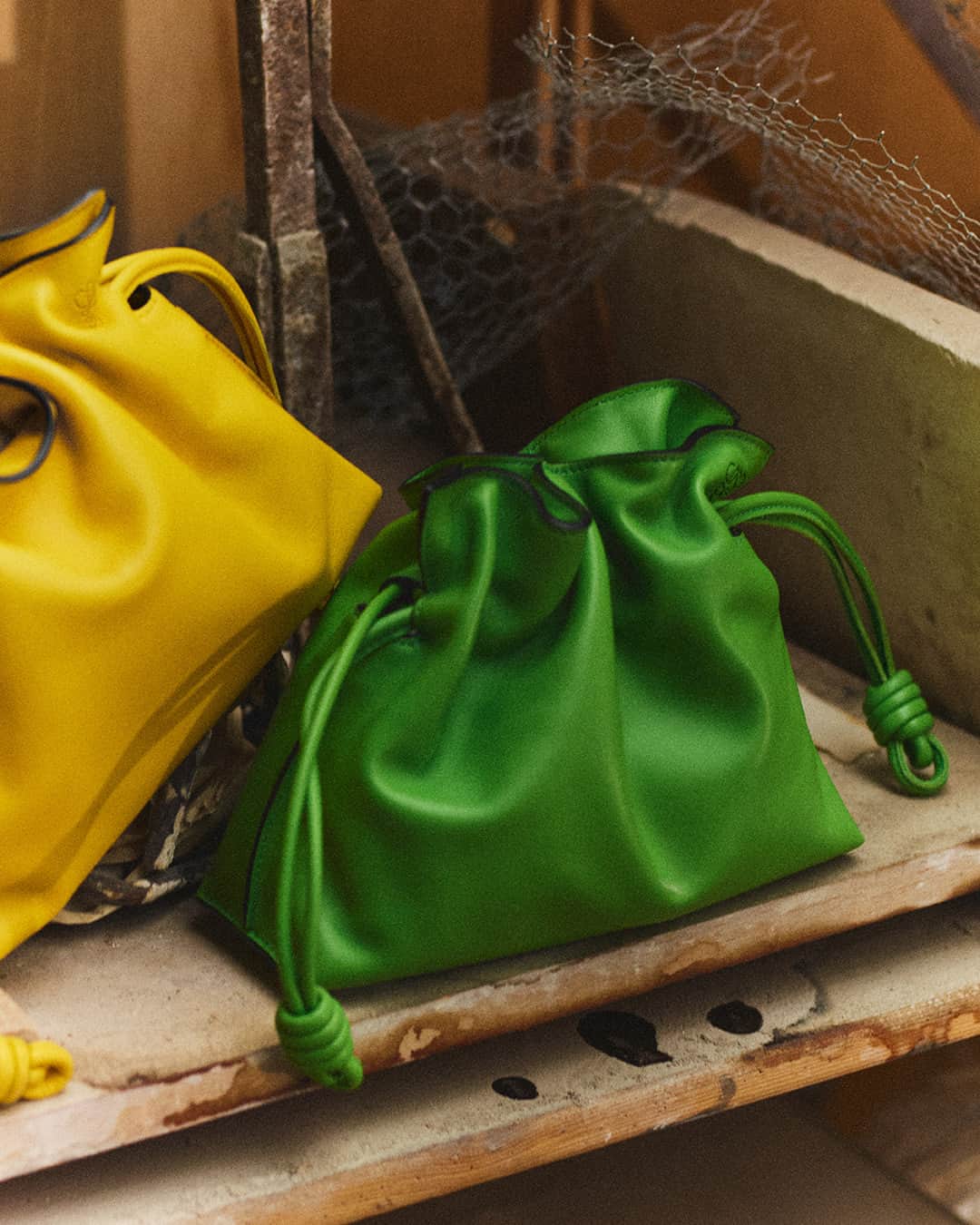 Loeweさんのインスタグラム写真 - (LoeweInstagram)「The LOEWE Flamenco clutch bag in yellow and apple green, handcrafted in nappa leather.  loewe.com  #LOEWE #LOEWEflamenco」2月9日 21時00分 - loewe