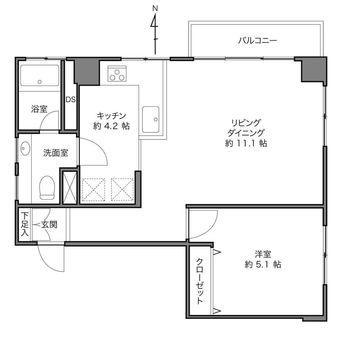 カウカモ ｜『一点もの』の住まいに出会おうさんのインスタグラム写真 - (カウカモ ｜『一点もの』の住まいに出会おうInstagram)「『ヴァンパイアはじめました』⁣ はじめちゃいました。ヴァンパイアといったら、日差しに弱くて、ビシッとフォーマルな衣装を着こなして、エレガントな立ち振る舞い。あと美食家。考えてみればみるほど、この街と自分に合っているような気がしたんです。だから私、ここで清く正しいヴァンパイアになることにしたんです。⁣ .⁣ 麻布十番駅 / 1LDK / 42.57㎡⁣ .⁣ ---------------⁣ この物件の詳細はストーリーズ、またはプロフィールのリンクから【 ヴァンパイアはじめました 】をチェック✨→@cowcamo⁣ ---------------⁣ .⁣ #cowcamo⁣ #カウカモ⁣ .⁣ #住まいづくり#間取り#間取り図#リビングインテリア#ダイニングインテリア#キッチンインテリア#リノベ#リノベーション#リノベーションマンション#中古マンション#マンション暮らし#ライフスタイル#シンプルライフ#インテリア#インテリアデザイン#インテリアコーディネート#インテリア雑貨#インテリア好きな人と繋がりたい#物件探し#内装#オープンキッチン#心地よい暮らし#ナチュラルモダン#海外インテリアに憧れる#明るいリビング⁣ #アクセントウォール#ネイビーインテリア#カフェ風インテリア」2月9日 21時00分 - cowcamo