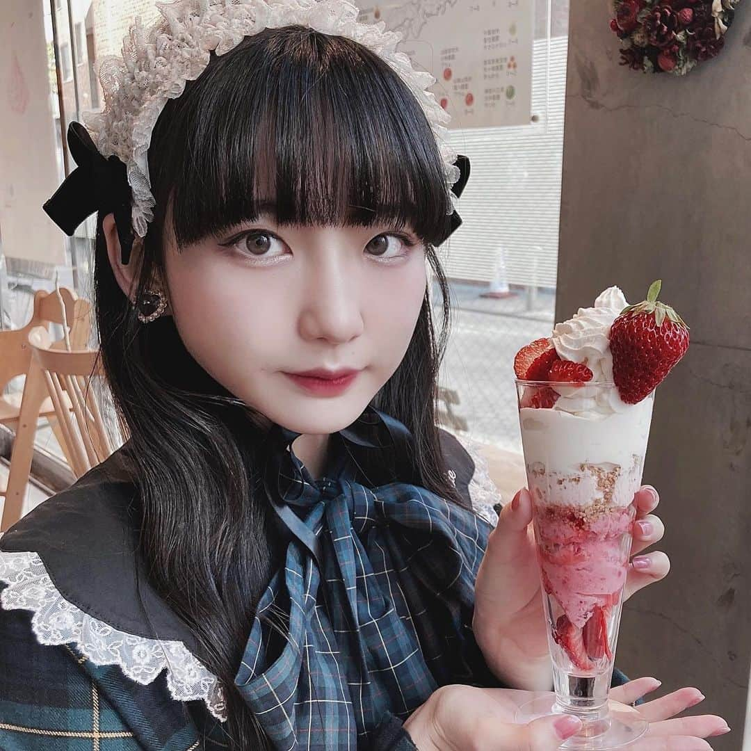 しらいちゃんさんのインスタグラム写真 - (しらいちゃんInstagram)「🤍🍓 #パフェには終わりが来る #吉祥寺パフェ #パフェ 🤍🍓」2月9日 21時00分 - she_is_lie