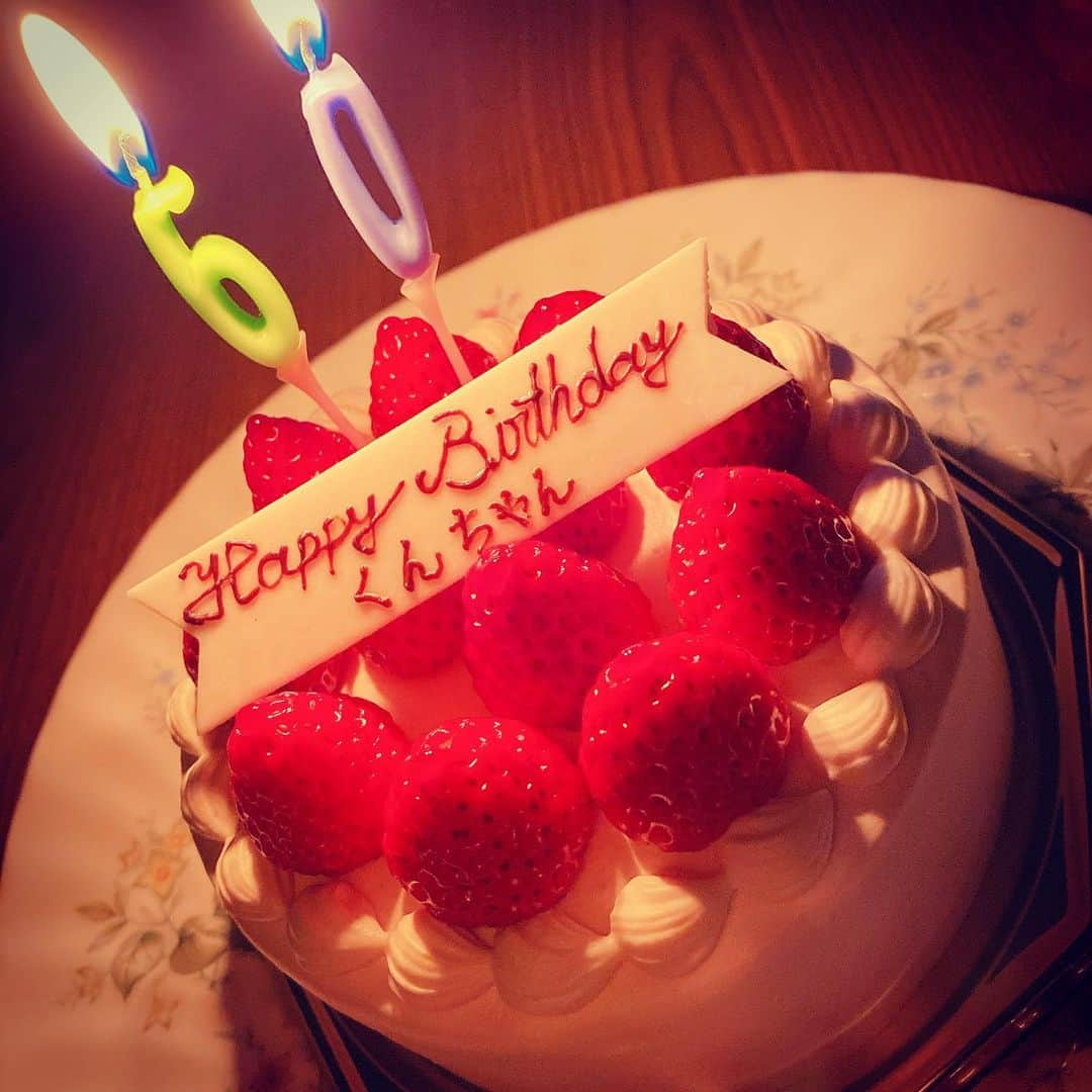 秋山希望のインスタグラム：「. 本日お父様の誕生日👨🏻🎂🎉 いつもありがとう💓 プレゼント喜んでくれて娘は嬉しい🎁 これからもよろしくね✨ #誕生日 #還暦 #フレンチパウンドハウス #ルージュ #洋酒入りケーキ #ショートケーキはここが1番」