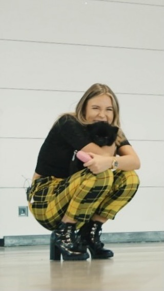 Dagi Beeのインスタグラム：「An IGTV Exklusive Series - produced by @beetiquestudios   2019 war die letzte Beauty Messe die wir mit @beetique & @dagi_shop - und mich als Headliner besucht haben.  Wie Ihr vielleicht schon mitbekommen habt, wird es auch meine letzte gewesen sein.  Jeden Freitag um 13 Uhr, werdet Ihr hier auf IGTV in 5 Folgen einen Einblick „BEHIND THE BRAND“ bekommen -  wir zeigen euch ganz transparent, was alles gut aber auch schief gelaufen ist. Ihr werdet viel von mir sehen, was Ich so noch nie gezeigt oder jemals angesprochen habe… Aber das werdet Ihr Folge für Folge erfahren.  Ich hoffe Ihr freut euch & ein Riesen Dankeschön an alle die mitgewirkt haben 🖤」