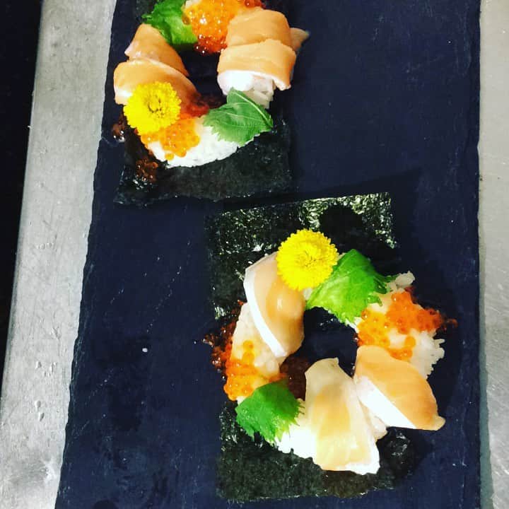 北海道 知床漁場 近鉄奈良駅前店のインスタグラム：「サーモン親子ドーッツ寿司🍣 まだまだ思案中ですが開発の経過を 投稿します！ ぜひこうしたらいいなどあればアドバイスください！！ #寿司 #寿司ドーナツ #サーモン #親子寿司 #いくら #寿司好きな人と繋がりたい #インスタ映え #奈良グルメ #近鉄奈良 #鮨ベロ #鮨べろ」