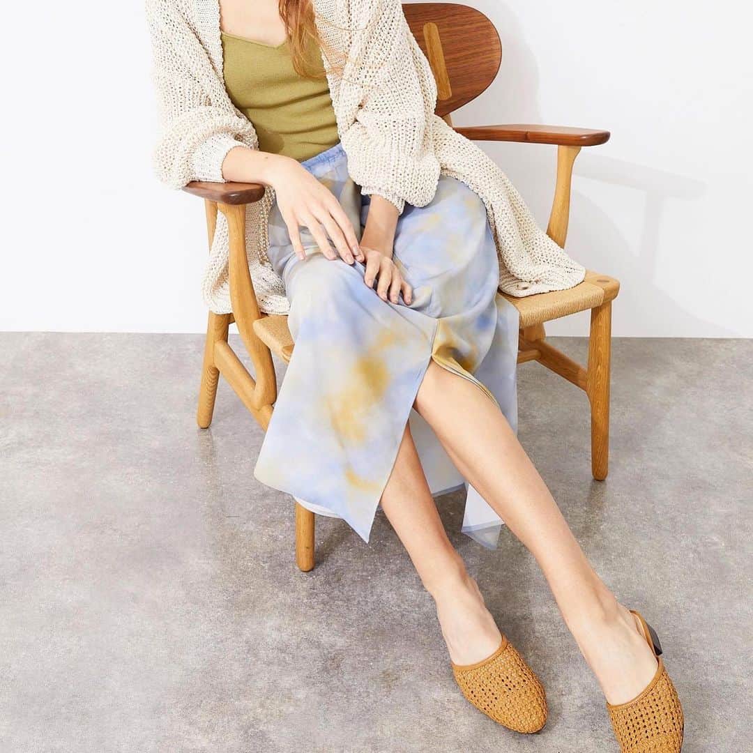 LOUNIE（ルーニィ）さんのインスタグラム写真 - (LOUNIE（ルーニィ）Instagram)「《LOUNIE SPRING》ナチュラルなメッシュ編みが、"抜け"のある着こなしを完成。リラックス感のある今年らしい着こなしに。 ㅤㅤ Sandals(11157226)¥22000+tax ㅤ #LOUNIE#lounie#ルーニィ#2021ss#fashion#ミュール#サンダル#メッシュ編み」2月9日 21時07分 - lounie_jp