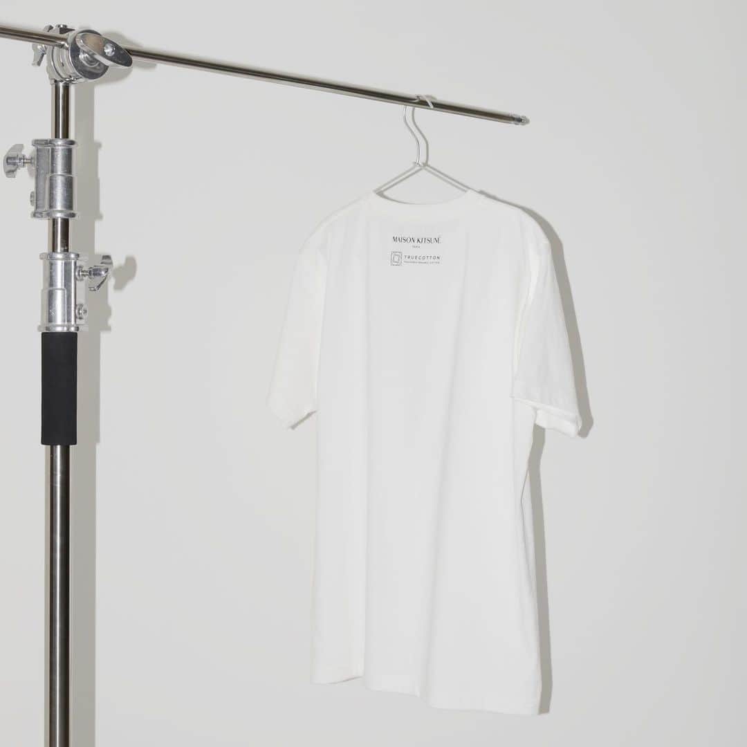SPRiNGさんのインスタグラム写真 - (SPRiNGInstagram)「昨年数時間で完売するほど大人気だった”TRUECOTTON” ×〈Maison Kitsuné〉のコラボレーションエコバッグ。第2弾はTシャツが限定で登場！😍 〈Maison Kitsuné〉のアイコン「Fox Head」のワンポイントがかわいい！ シンプルなデザインなのでどんな服にも合いそうだから、ヘビロテ決定です🙋‍♀️ 売上の一部は、WWFジャパンによる動物・自然を守る活動や地球温暖化の防止を目指した活動などの支援に使われるそう。 かわいいTシャツをゲットできて、環境保護への貢献ができるなんて素敵！！  発売中  #TRUECOTTON#MaisonKitsuné#オーガニックコットン#Tシャツ#サステナブル#ファッション#スプリング#アシスタントエディターT#編集部員の欲しいアレコレ」2月9日 21時09分 - spring_tkj