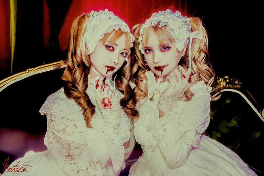 赤木クロのインスタグラム：「血糊白ロリィタ双子 、 、 、 、 、 、 、  #anime #animegirl #animejapan #animeworld #japan #japanesegirl #日本  #comic #cos #cosplay #cosplayer #cosplaygirl #cosplayers #コスプレ #コスプレイヤー  #gravure  #lingerie  #일본여자 #코스프레 #그라비아 #角色扮演遊戲　#lolita #lolitafashion #ロリィタ #ロリィタファッション」