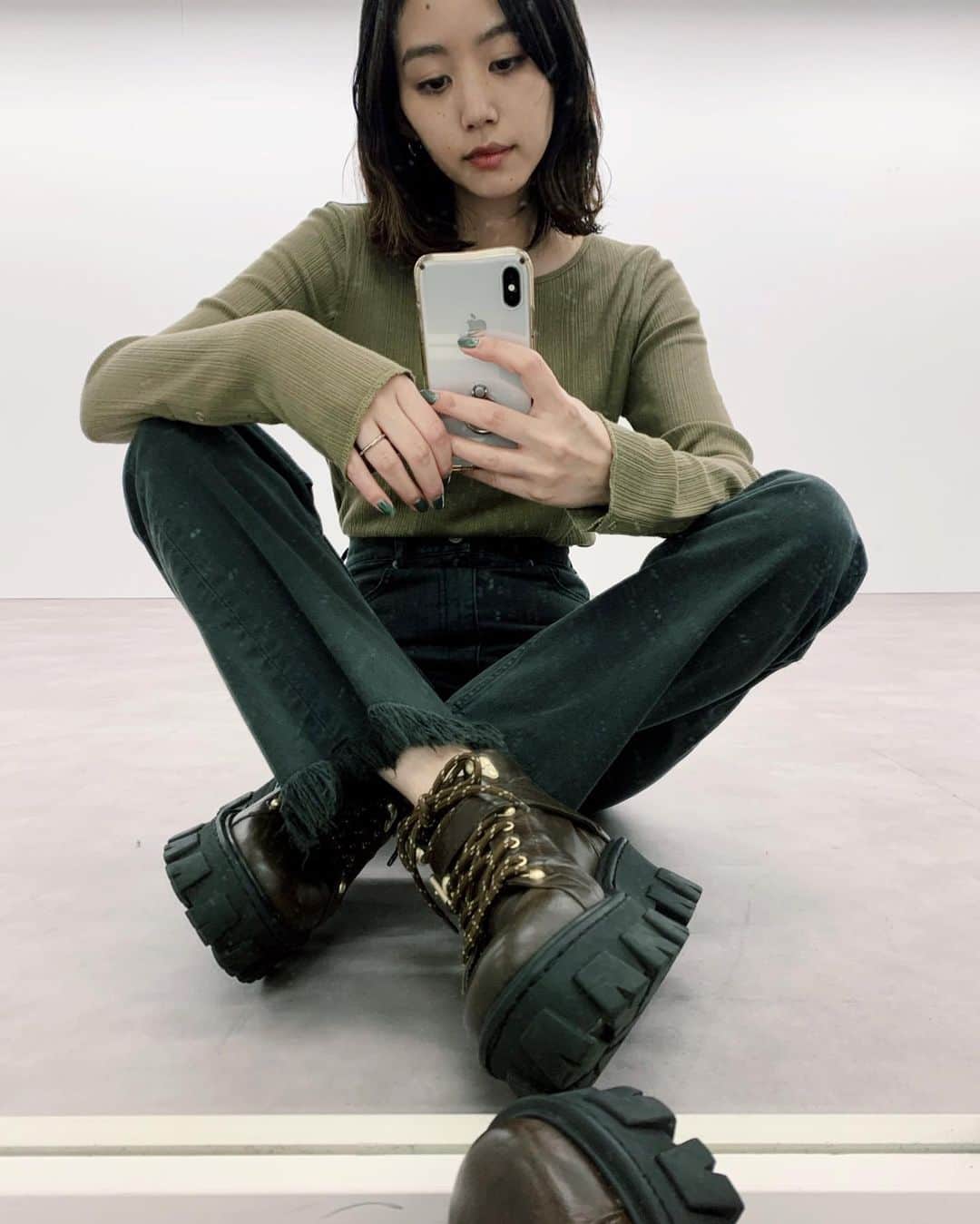 Shiho Sasakiのインスタグラム：「今日も1日お疲れ様でした🙏 外はまだまだ寒いけど、春物を先取りしたい今日この頃🌸 やっぱりトレッキングブーツは万能だな🥾 私はよりメンズぽく履けるBrown派です🐻 足元に重さを持ってくると 脚が細ーく見えるのです💯 #MOUSSY#MOUSSYSNAP」