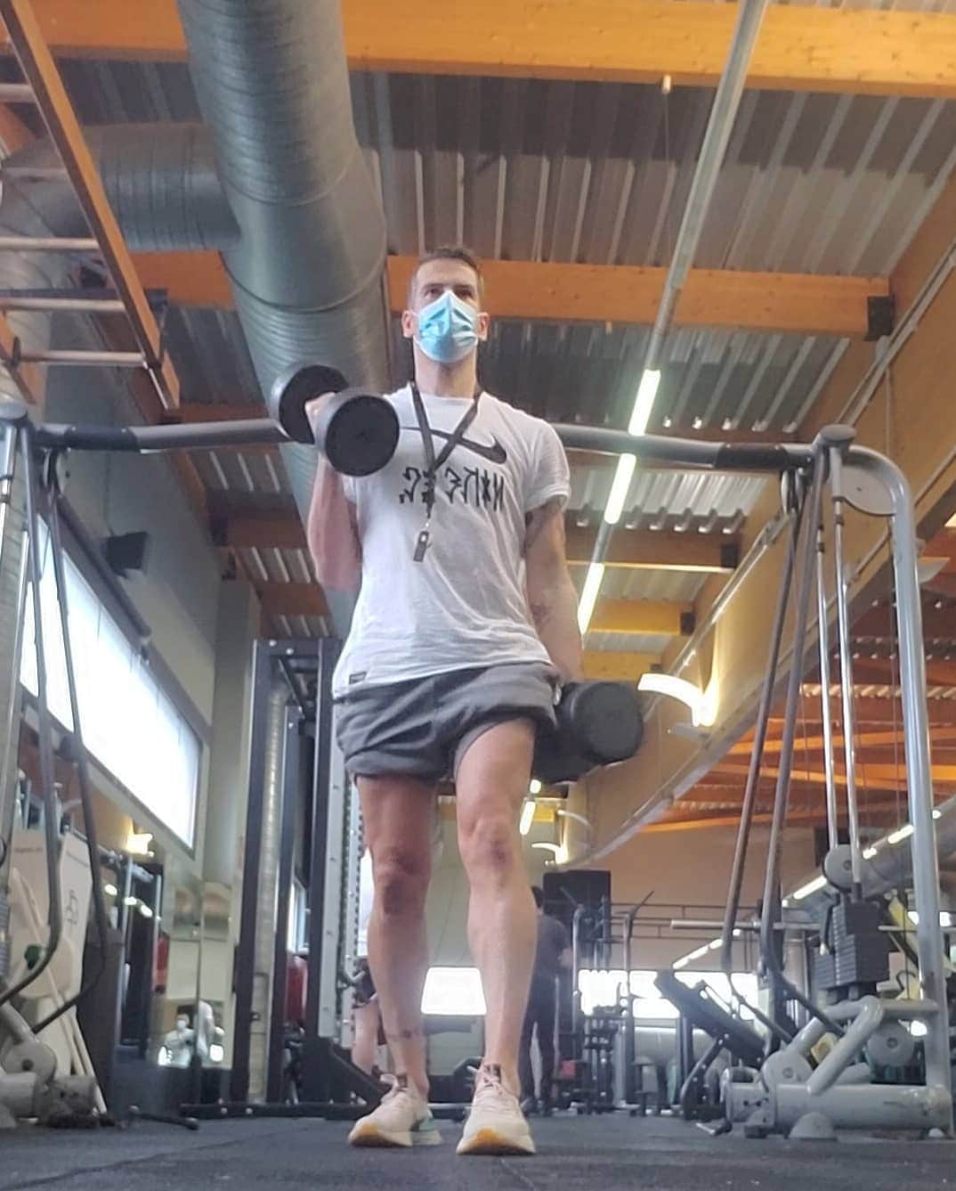 アルベルト・ロポのインスタグラム：「Un poquito de movimiento al cuerpo 🏋‍♂️🏃」
