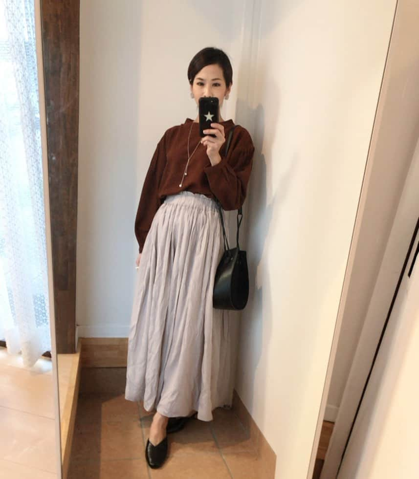 おーせさんのインスタグラム写真 - (おーせInstagram)「2021.2.6  ニット　楽天 スカート　@henana.rakuten  バッグ　@bag_hayni   ⠀ コーデ詳細はブログから♡⠀ ⠀ プロフィールリンクのコーデのボタンを押してね！⠀ ⠀ #ショートカット⠀ #ショートコーデ#ショートカットコーデ⠀ ⠀ ⠀ #コーディネート #fashion #coordinate #ファッション #ママコーデ #プチプラ #今日の服 #プチプラコーデ #おしゃれ好きな人と繋がりたい #シンプル #大人スタイル #シンプルコーデ#おーせ#楽天#30代ママ#男児ママ#子育てママコーデ#好きなもの着たい#スキニー#LA#おーせコーデ⠀ #ブルベコーデ⠀ #ブルベウィンター⠀ #ブルベウィンターナチュラル⠀」2月9日 21時14分 - oosedon