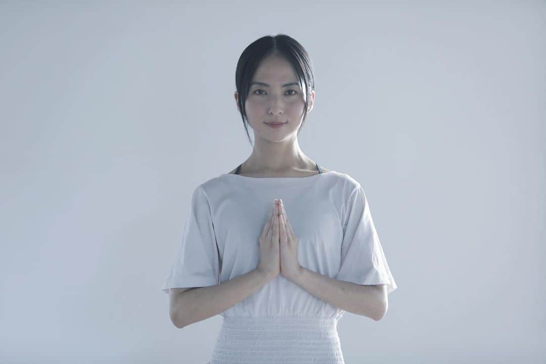 芥川舞子のインスタグラム：「この春、新たにリリースされたオンラインレッスンサービス @classmall_official にて、ヨガのレッスンを提供させて頂くこととなりました。  見通しが立たない新時代、正直たくさんの戸惑いと葛藤がありますが、あーだこーだ言ってられない状況となってきたこともあり、「とりあえずやってみよう」というふうに腹を括った次第であります。  @classmall_official さんのサービスでとても良いと感じたことは、各先生方にレッスン内容と価格帯を完全にお任せしてくださるところでした。  よって、それぞれの先生方の考え方や持ち味が尊重されています。  そのような中で、私自身の世界観にも、ぜひ気軽に触れに来て頂けたらと思います。  現時点でスケジュール確定しているレッスンは以下です。本日より、予約開始となります。  <定期レッスン>  ⚫︎ハタヨガ基礎 ⚫︎ハタヨガ中級 ⚫︎ハタヨガ上級 ⚫︎1対1プライベートレッスン ⚫︎朝ヨガ習慣20分 ⚫︎夜のハタヨガ  <1回限りの特別ワークショップ>  ⚫︎ヨガインストラクターのための「自分に捧げるヨガ」 ⚫︎プラーナヤーマ(呼吸法)の活用法  <詳細はこちらから>  https://classmall.jp/ またはInstagramアカウント @classmall_official より」