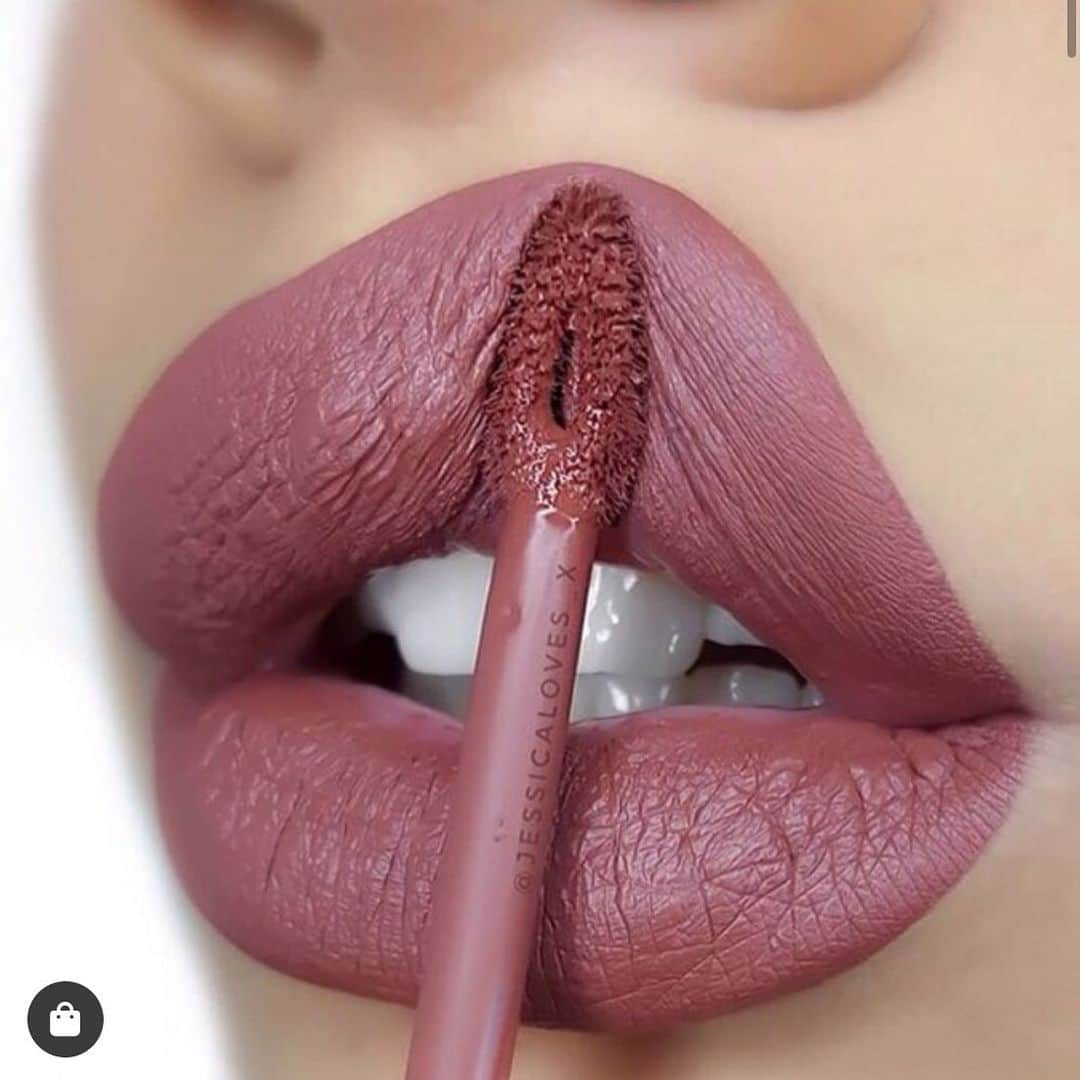 Makeup Addiction Cosmeticsのインスタグラム：「How stunning is this shade though?! @jessicaloves_x rocking our Half naked liquid lipstick which is sold out. Sign up on our site to be the first notified when it comes back in stock 😍😍😍 Shipping worldwide 💋 #liquidlipstick #makeupaddictioncosmetics #makeupaddiction」