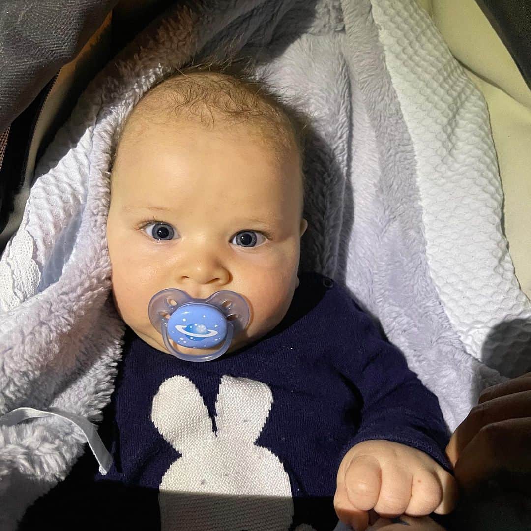 ソフィア・ミロシェヴィッチのインスタグラム：「Your mom was keeping you all for herself but your dad wants to show off☺️😊Hello world💙👶🏼」
