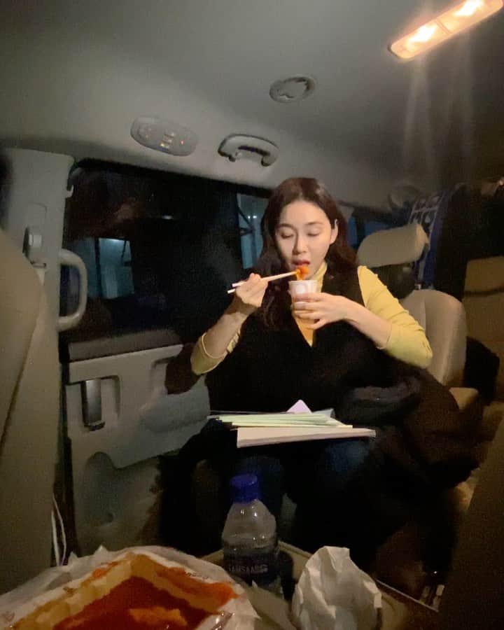 パク・タミのインスタグラム：「- 찌라는 얼굴살은 안찌고, 배만 나온다고, 오는내내 투덜댔는데, 갑자기 흘러들어온 신전냄새가 넘나 유혹적인 바람에. . . 대기 시간도 남았겠다. . .  #커피대신떡볶이했어요 #대기먹방 #먹을때나는내안에아저씨소리 #당신누구얏!」