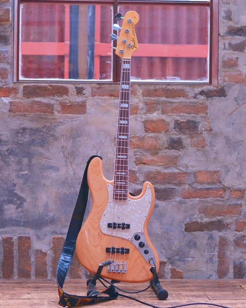 AKARIのインスタグラム：「My Bass. . . . #dailylook #fashion #ootd #music #musician #bass #bassguitar #acdc  #bassist #japanesegirl #japan #follow #pink #koreanfashion #bassgram #groove #slapbass #basssolo #YouTube #youtuber #bass #ベース #ベース女子 #red #akaちゃんねる　#bassgirls #ベース弾いてみた」