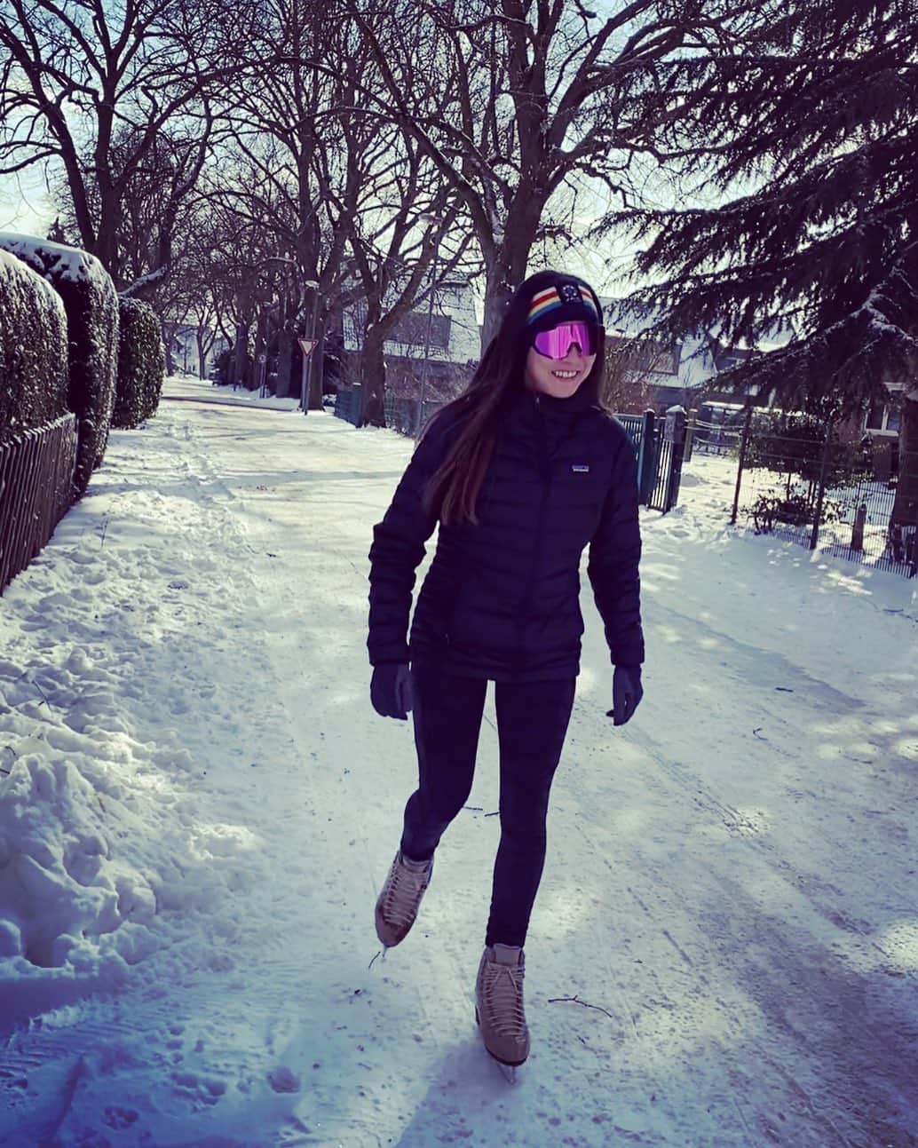 マリ・ヴァルトマンのインスタグラム：「For anyone who is wondering. Yes, those are skates on my feet 😆  #winterwonderland #ice #2021 #winterwonder2021 #snow #figureskating #happyme #nature #flockdown」