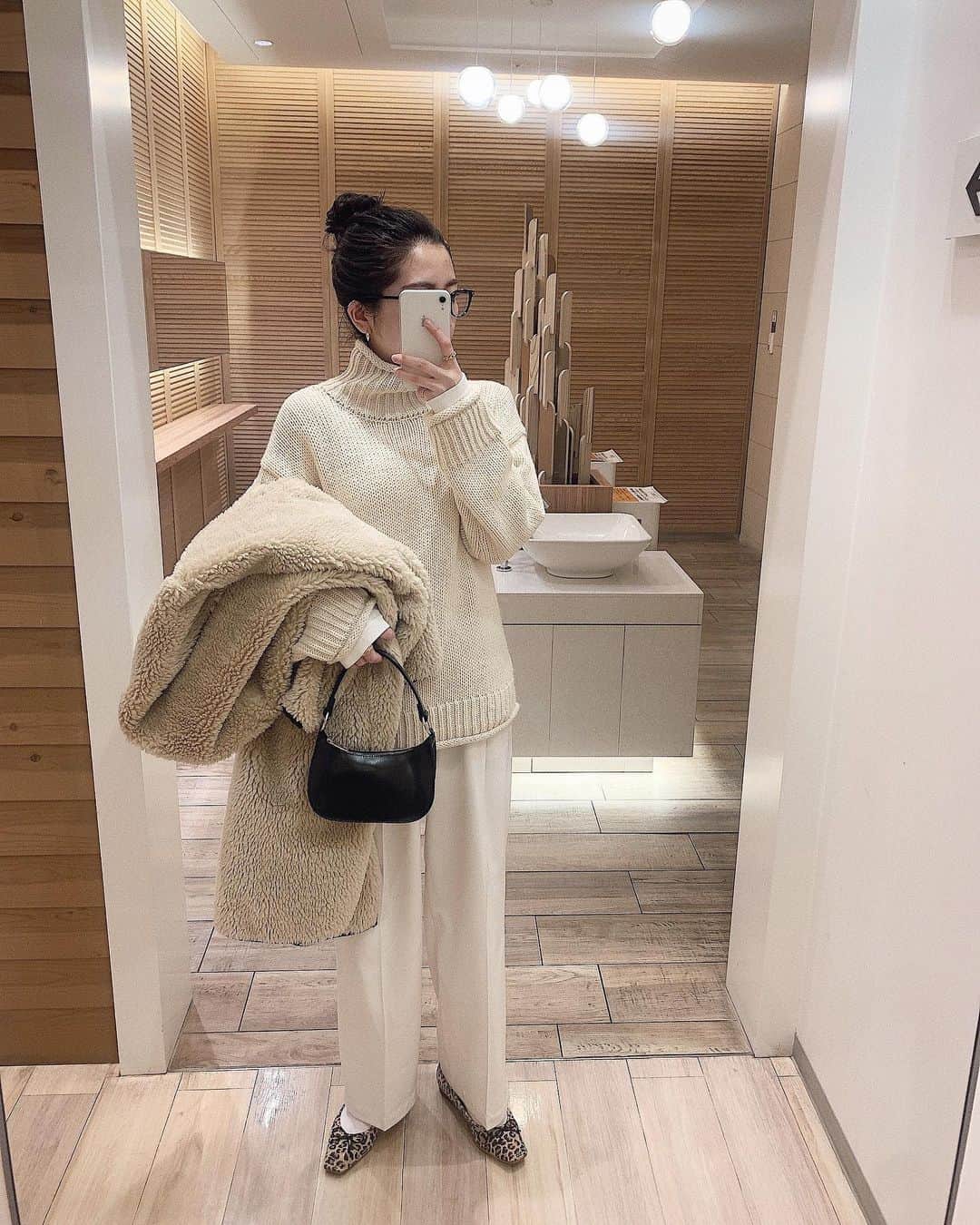 大波絢香のインスタグラム：「*﻿ * ﻿ ﻿ ﻿ ﻿ ﻿しふく🐏  気分は春服だけど、まだアウターが手放せない🤧  だから、せめてボトムは春らしく🌿 お気に入りでいつも履いてるあれだよ♡ ﻿  ストーリーに載せておきますね🥺  　 ﻿  ﻿﻿﻿﻿﻿﻿﻿﻿  @ungrid_official﻿﻿﻿﻿﻿﻿﻿﻿﻿ @ungrid_staffsnap ﻿﻿﻿﻿﻿﻿﻿﻿﻿﻿﻿﻿﻿ #ungrid#code#fashion#ungrid_ayaka#仙台#仙台パルコ#大人カジュアル#きれいめカジュアル#大人コーデ#黒髪#黒髪アレンジ#お団子ヘア#眼鏡#伊達メガネ#ワントーンコーデ」