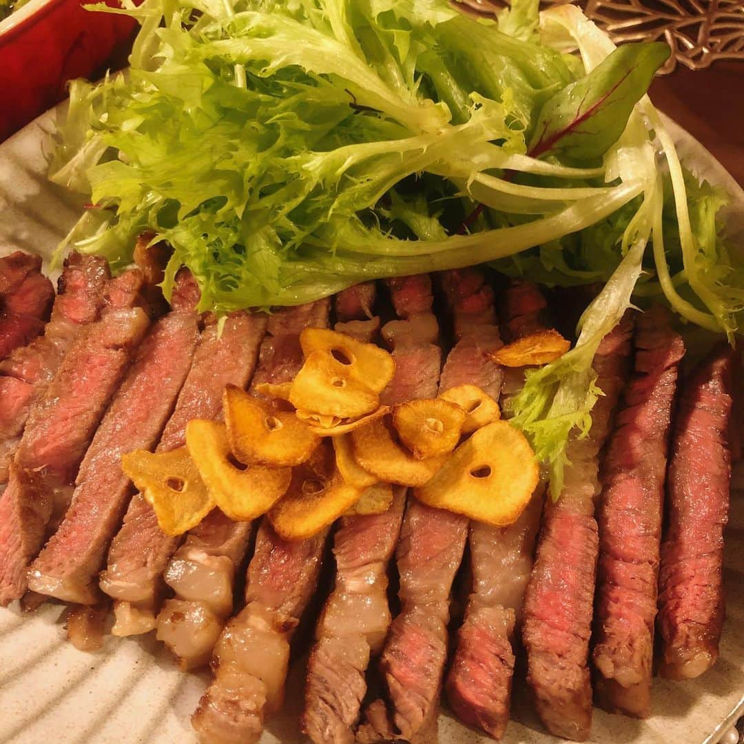 南條早紀のインスタグラム：「お肉食べたい…🤤 . お肉食べたい。 お肉食べたい。 お肉食べたい。 . きょうの収録で、#とやま牛 の話が出てきて お肉食べたい欲がいま爆発してる…🤯 . 写真はまえ、おうちで焼いたステーキ🤤 (焼き方は #早紀飯 にて🥩 過去に投稿してます☺️） . 一度食べたい！と思うと 食べるまで頭のなか、 それで占拠されてしまうよね。 猪突猛進🐗‼️笑 . . ああ〜お肉が食べたいよ〜〜〜🥺 . . 追記:コメントをいただき気づきました！ 　　きょうは#2月9日 #肉の日 だ…‼️🍖 . . #富山県 #富山市 #富山 #toyama #肉 #肉料理 #ステーキ #牛 #牛肉 #牛肉料理 #おうちごはん #おうちごはん部 #自炊 #料理 #料理記録 #イタリアン #ワインに合う料理 #ご褒美ディナー #お肉 #お肉大好き #食べたい #アナウンサー #南條早紀 #なんじょうのにちじょう #stayhome #🍴」