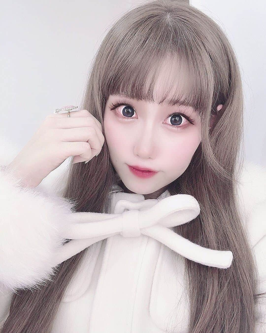 雨宮真梨子さんのインスタグラム写真 - (雨宮真梨子Instagram)「ㅤㅤㅤㅤㅤㅤㅤㅤㅤㅤㅤㅤㅤ こんばんまり🐰﻿ ﻿ 昨日の自撮りばーじょん🐰🎀﻿ InstagramやTwitterでも髪の毛明るいの好評で嬉しい‪‪…❤︎﻿ ﻿ 色々ヘアアレンジもしてみたいな〜！‬﻿ どんなヘアアレンジが見たいですか〜？？ 👱‍♀️💐✨﻿ ﻿ ﻿ ﻿ そういえば、！﻿ カメラアプリ 最近はUlikeを使ってるよ( ∩'-'📷⊂ )﻿ フィルターは大体Natureっていうのを使ってるんだけど﻿ この時はスタイルのcherry3 でしたっ🍒🍒﻿ フィルターでガラッと変わるから凄い〜🥰﻿ ﻿  ﻿ ﻿Coat🧥❄ @withsun.official  ﻿ ﻿ ﻿ ﻿ ﻿ ＼いいね・コメント・フォローお願いします♡／﻿」2月9日 21時31分 - mariko_amemiya101