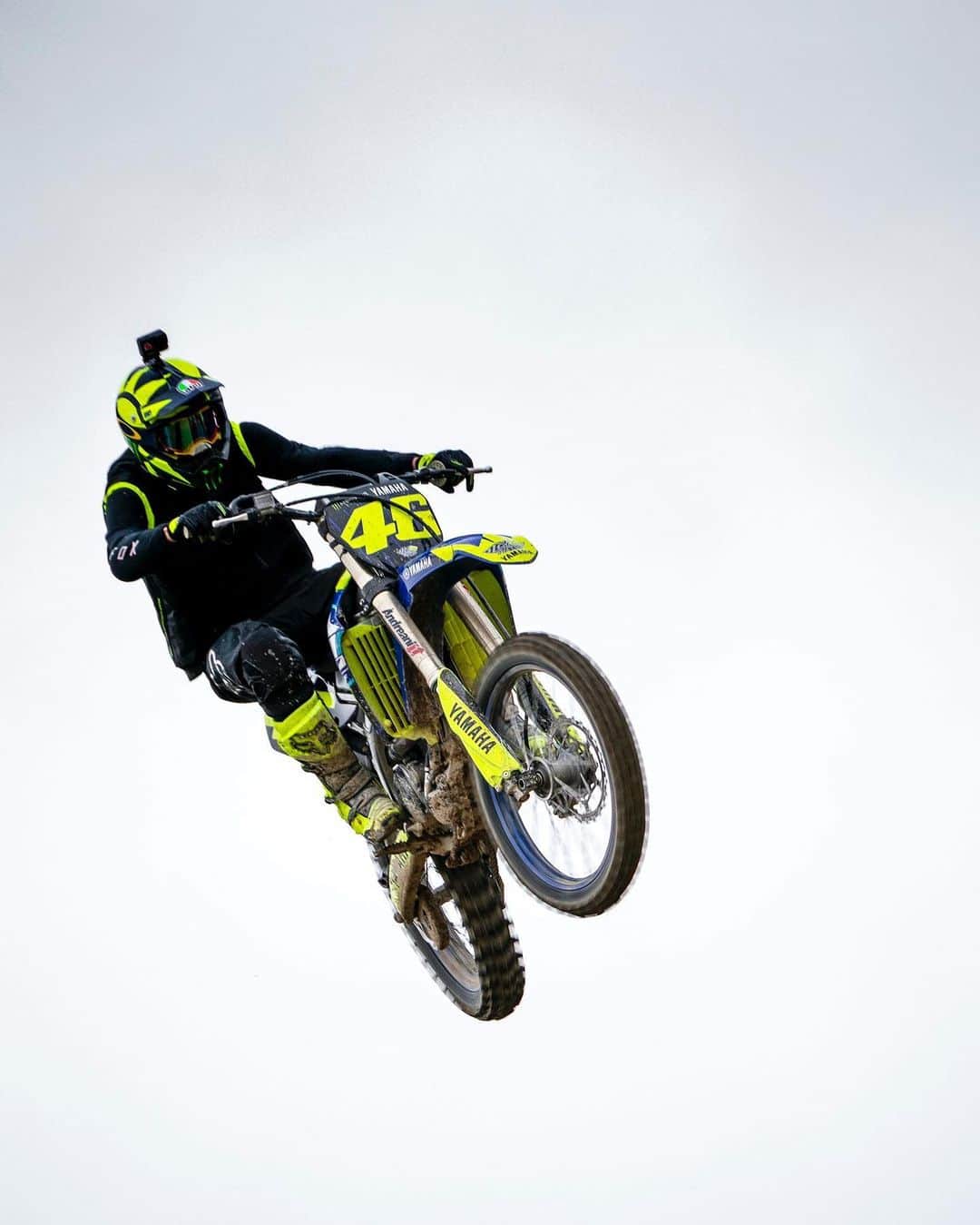 バレンティーノ・ロッシのインスタグラム：「One Flew Over the Cukoo’s Nest Qualcuno voló sul nido del cuculo MX training in Fermignano 📸 @camilss」