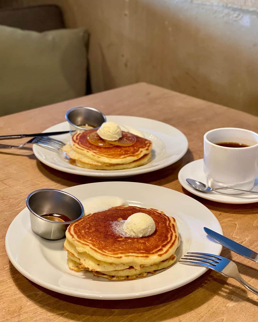 黒田麻理耶さんのインスタグラム写真 - (黒田麻理耶Instagram)「. ここのパンケーキタイプ🥺❤️美味しい🥞💕 . こみちゃん(@___maruko.___ )と1月最後の日曜日、 表参道にある「NUMBER A」でランチ👩‍❤️‍👩 👉(@number__a) ここのパンケーキ、ずっと前からcheckしてて やっと食べられた〜🥰 . まわりがカリッと焼かれていて中はもちっと、 私好みの程よい粉感🥞 結構軽くて、何枚でもいけちゃいそうな美味しさ🥺 NUMBER Aのパンケーキ、タイプ過ぎた❤️ . しかも予約ができるのも嬉しい🙆‍♀️ また行きたい〜🥰🥞 . #NUMBERA  #ナンバーエー  #表参道 #表参道カフェ  #表参道パンケーキ  #カフェ巡り #カフェ  #パンケーキ  #cafe  #pancake  #🥞」2月9日 21時35分 - mariya_kuroda