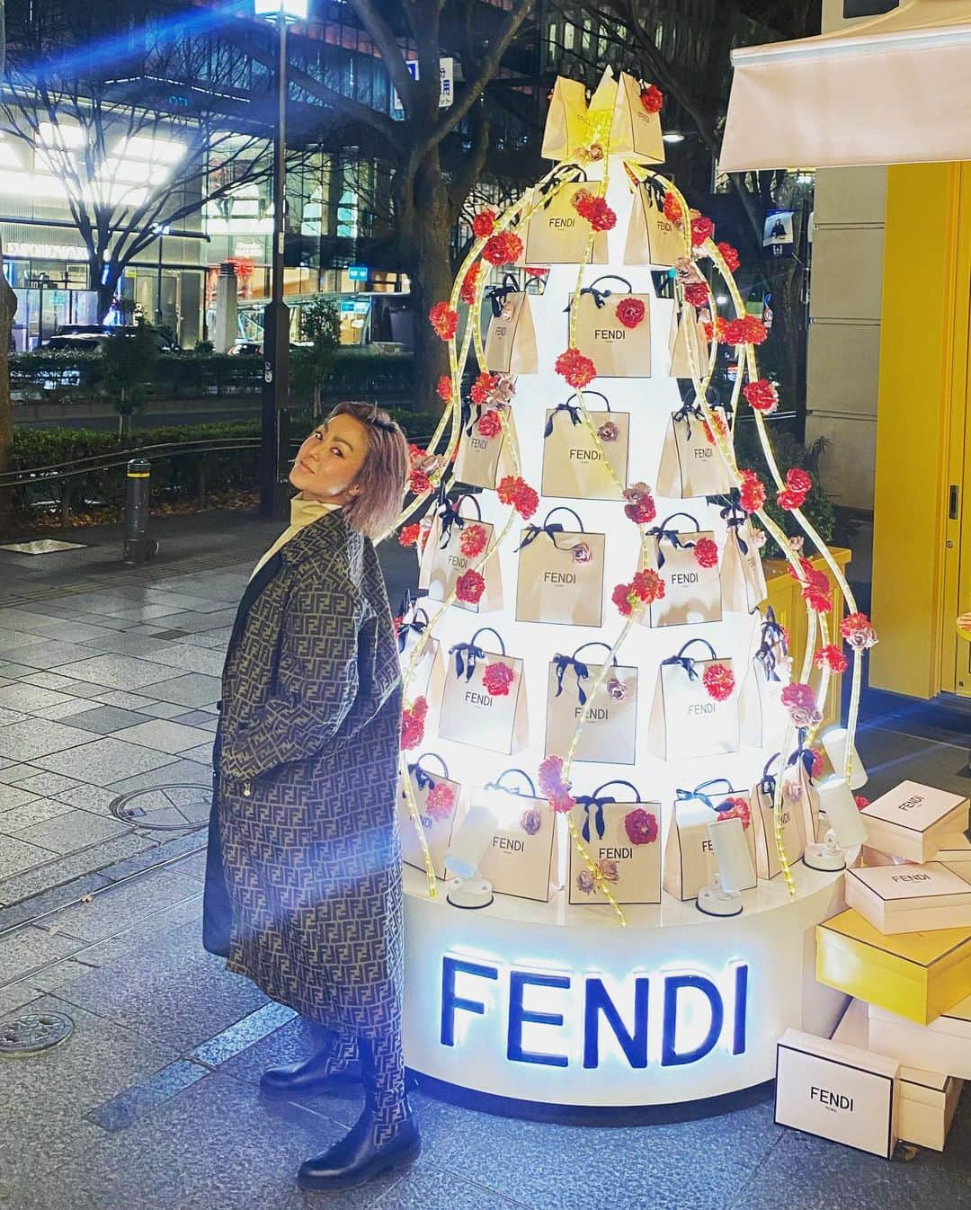 Nazukiさんのインスタグラム写真 - (NazukiInstagram)「✨ 𝐅𝐄𝐍𝐃𝐈 ✨  期間限定のFENDI CAFE💛💛  空間全て可愛い💓 FENDI CAFE行くならFENDI着ていきたいよね👍🌟  #fendi #fendicafe #fendishoes #fendicoat  #cafe #tokyo #fashion  #fendivintage #vintage #valentine  #フェンディカフェ #フェンディ #かわいい #ファッション #カフェ #幸せ #笑顔 #ライフスタイル #ドレス #期間限定 #喫茶店 #大人 #幸福 #エプロン #カバー #空間 #人 #限定品 #非売品 #商品」2月9日 21時35分 - nazuki_08