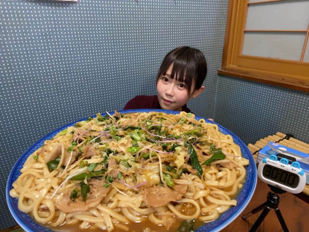 おごせ綾さんのインスタグラム写真 - (おごせ綾Instagram)「少し前になりますが石川県金沢市の【竹の家】さんの焼うどん早大食いチャレンジに挑戦させていただいた時の写真です✨  お店の方もすごく優しくて、焼うどんも他のお料理もどれも本当に絶品でした＾＾  竹の家さんの甘海老丼がとても美味しそうなのでまた行きたいです✨  【閲覧注意】啜れ❗️ダイソンのように‼️成功者0人激熱焼うどん3kg5分【早食い】【大食い】 https://youtu.be/RKR_vxCgkbs  石川県に数々の挑戦者が居たにも関わらず成功者0人の激熱焼うどん3kg5分に挑戦してきました❗️ 🙇‍♀️冒頭の発言隣の隣でしたすみません💦  竹の家さん公式Twitterはこちら🔻 https://twitter.com/takenoya_mini?s=21  なんでもラー油、パイカの購入ページはこちら🔻 https://takegohan.thebase.in/  今回お世話になったお店✨ 🔻🔻 【お食事処 竹の家】さん  住所： 〒921-8063 金沢市八日市出町27-2電話番号：076-249-5392  #石川県#金沢#竹の家#たけのや#チャレンジメニュー#デカ盛り#早食い#大食い#デカ盛り#焼きうどん#フードファイター#おごせ綾#寒鰤#ブリ#ブリ丼#パイカ#なんでもラー油 #美味しい #グルメ#YouTube#大食い女子#challenge#food fight」2月9日 21時39分 - ogose0123