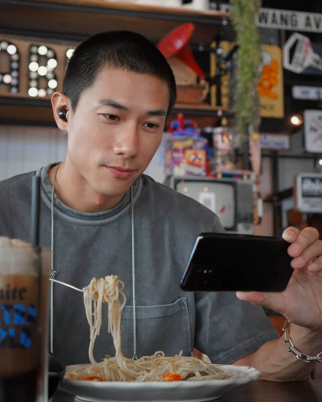 デスモンド・タンのインスタグラム：「I'm on the go all the time because of my work. My phone serves an essential role in helping me maintain a work-life balance, therefore I'm very particular about the quality of my internet connection because it ensures my mobile experience goes above and beyond.   Singtel's new XO Plus plans makes the best out of my phone with free ultra-fast, ultra-consistent and ultra-smooth 5G connection.   Now I can watch 4K video streaming movies on my phone with less waiting, delays and interruption during breaks! What's more, the big data bundle puts my data worries to ease! Woohoo!   Find out more about the new XO Plus plans on Singapore's most powerful 5G network here: www.singtel.com/XO Find out more about Singtel 5G and its benefits here: www.singtel.com/5G   #Singtel #XOwithSingtel #SingtelXOPlus #BigData #BigValue #Singtel5G #sp」