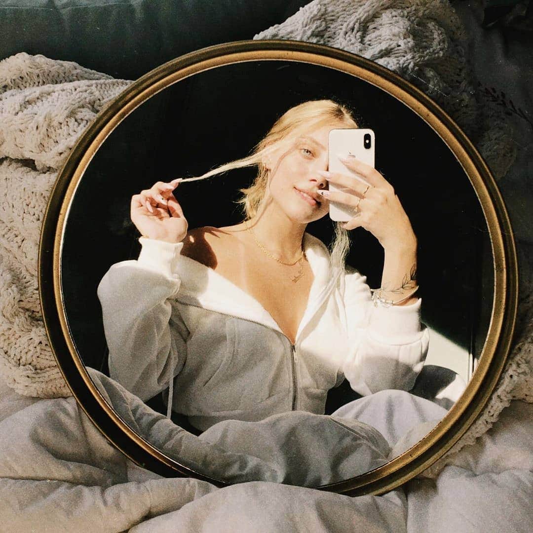 SHEINのインスタグラム：「Golden girl ✨  @ceciroessler  Shop Item #: 1304493  #SHEINgals #SHEINstyle #SHEINSS21 #sweatshirt」