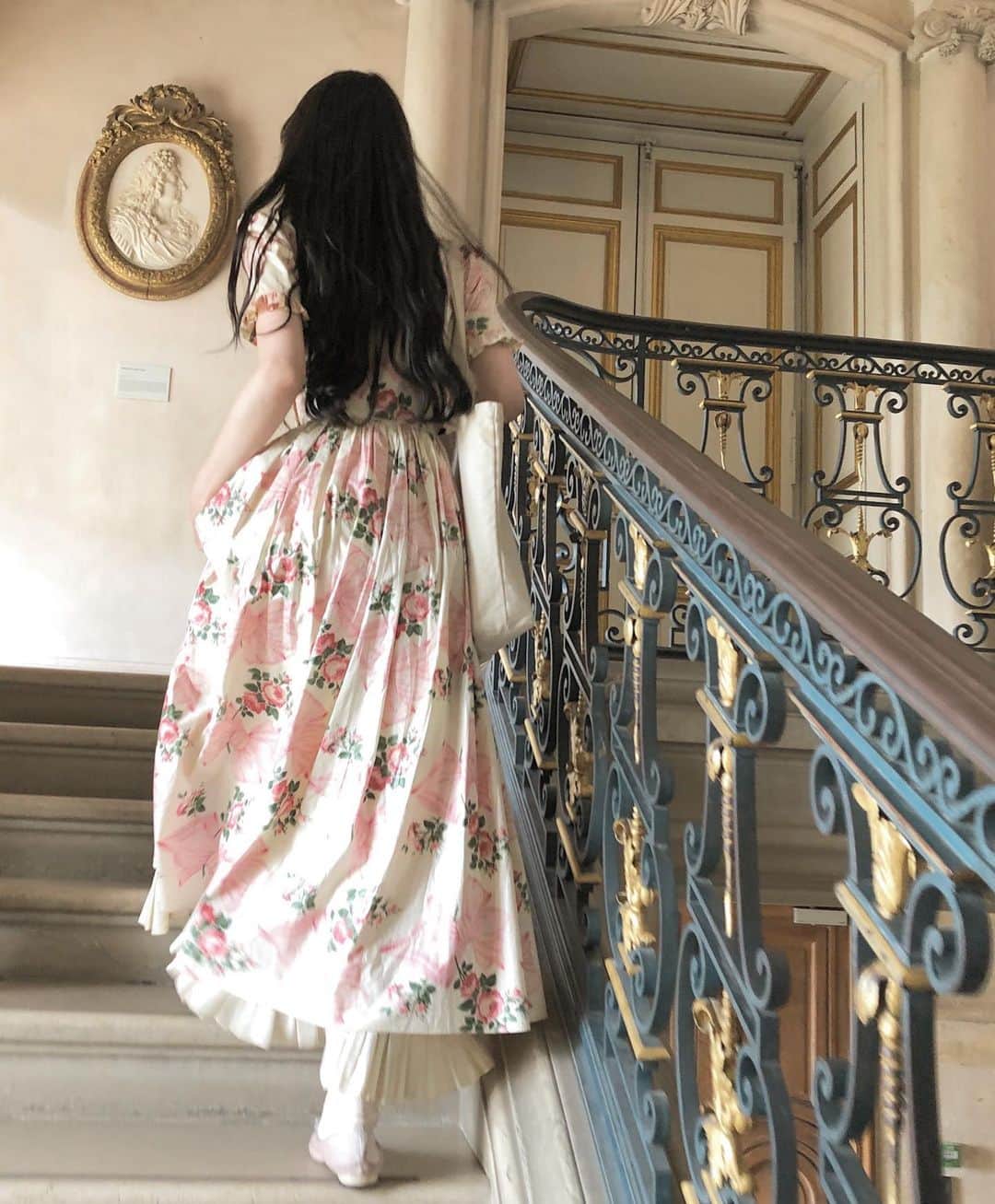 酒元麻衣（まいへー）のインスタグラム：「ヴェルサイユ宮殿🇫🇷 またいつか🥺 . . #france#ヴェルサイユ宮殿#フランス#versailles#marieantoinette#antique#1930sfashion#1930s」