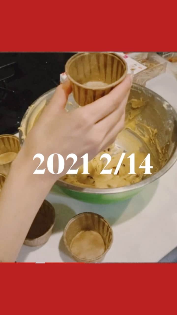 矢部ユウナのインスタグラム：「もうすぐVALENTINE🍒❤️ということでチェリーカップケーキを作ってみました☺︎。ズボラな私でも簡単に美味しく作れた🧁からみんなも作ってみて欲しい🤞🏻#バレンタイン　#カップケーキ」