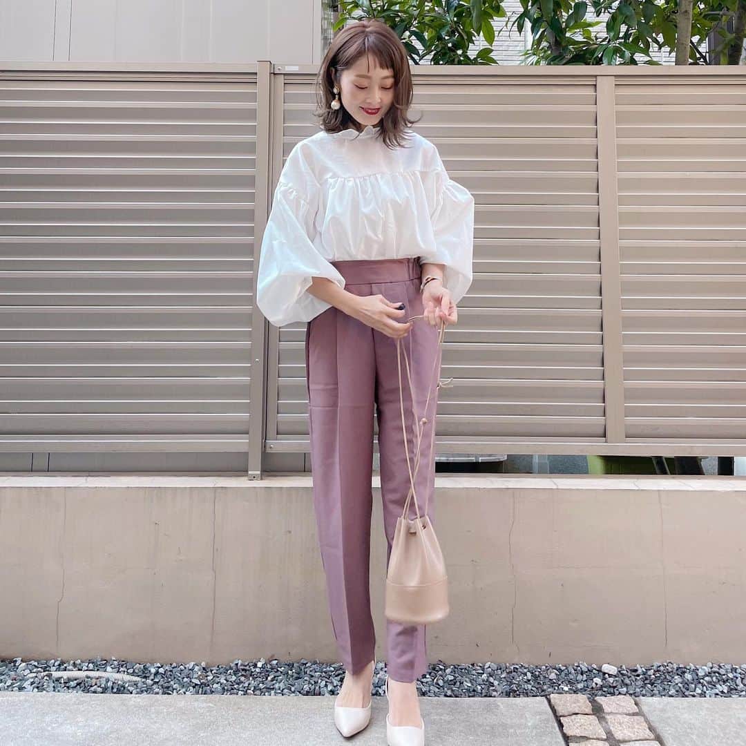 Kikuno Sayumiさんのインスタグラム写真 - (Kikuno SayumiInstagram)「〻smoky pink〻 ・ ・ ・ @shop_realstyle のテーパードパンツがお気に入り♡すんごいカラバリ豊富で迷ったけど大人可愛く着られそうなスモーキーピンクにした🤌💕シルエットもキレイだよ！サイズはM。 ・ これ、楽天マラソンで2/9(火)20:00～2/16(火)1:59まで 通常3,300円(税込)→セール価格2,200円(税込・送料無料) マラソン期間限定で1,100円OFFになるんだよ！ お得に買えるからチェックしてみてね💘 ・ そしてくすみ系の色には白いトップスでレフ板効果狙う😂 ・ このブラウスは　@grl_official のもの。 前後2wayって書いてないけど後ろ前に着てる💡ボタン後ろに着た方がシンプルで好き♡商品番号k8284tのものだよ🙌 ちなみに靴もGRL！これベビロテ✨ ・ ・ #ファッション#fashion#ママ#ママコーデ#プチプラコーデ#大人カジュアル#ヘアアレンジ#大人可愛い#locari#ニットコーデ#GRL#グレイル#大人ピンク#ブラウスコーデ」2月9日 21時46分 - sayumikikuno