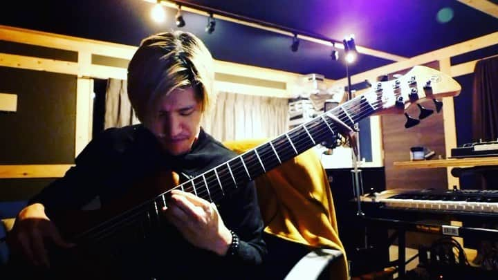 森田悠介のインスタグラム：「Feel like...😌  #feel #like #making #love  #bass #bassist #bassplayer #musicianlife #adamovic #adamovicbasses #bassline #groove #slow #feellikemakinlove  #Bmajor #cover #studiolife  @adamovicbasses  @markbassamps」