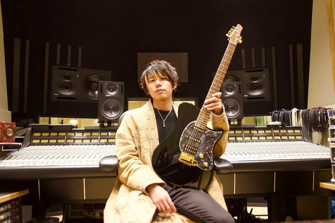 山田海斗さんのインスタグラム写真 - (山田海斗Instagram)「初のオーダーギター完成 スイスから来ました よろしくです。」2月9日 21時56分 - sou_gt