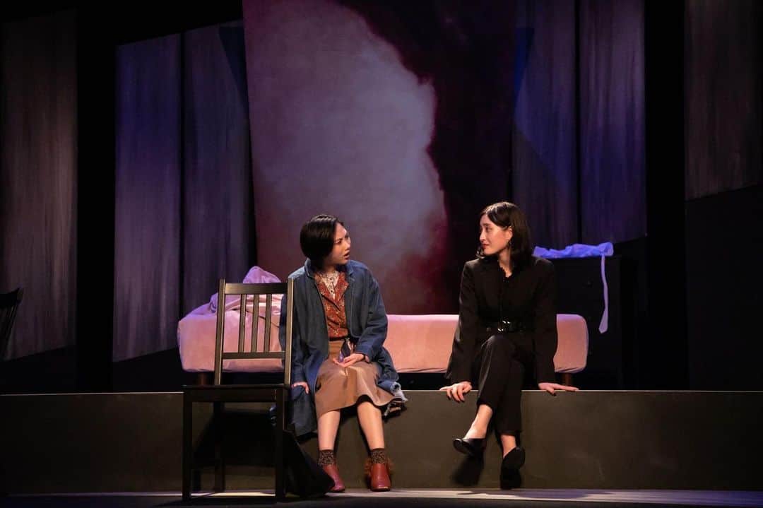 岩井七世のインスタグラム：「キ上の空論＃14﻿『PINKの川でぬるい息』﻿ 3日目終演。﻿ ﻿ 私の母も観てくれて、今までで1番衝撃だったと絶賛でした。私自身、これまでのキ上の空論作品のなかでも、もしかしたら1番か2番か、順番はつけられないけど中でもかなりのお気に入りです。こんな時期なので客席はゆったりと、両隣空いた状態で観ていただけます。﻿ そりゃ本当はそんなのいやだけど、こんな日々だからこそカタルシス感じられるラストになったのではないかとも思います。﻿カーテンコールの拍手が、いつもより少ないはずなのに、大きな音がする。ひとりひとりの強い気持ちを感じます。演劇という文化は双方がつくっていくしかないな、と思わされる。いいよ演劇。観劇を選んでくれて、ありがとうございます。 ﻿ あんな時でも演劇したよね、﻿ マスクして消毒して観劇したよね﻿ と、笑って話せる日が来るように！﻿ ﻿ 明日は唯一の昼夜公演、﻿ 開演は14時/19時🧠💗﻿ ﻿ ご来場お待ちしております。﻿ ﻿ #キ上PINK #キ上の空論」