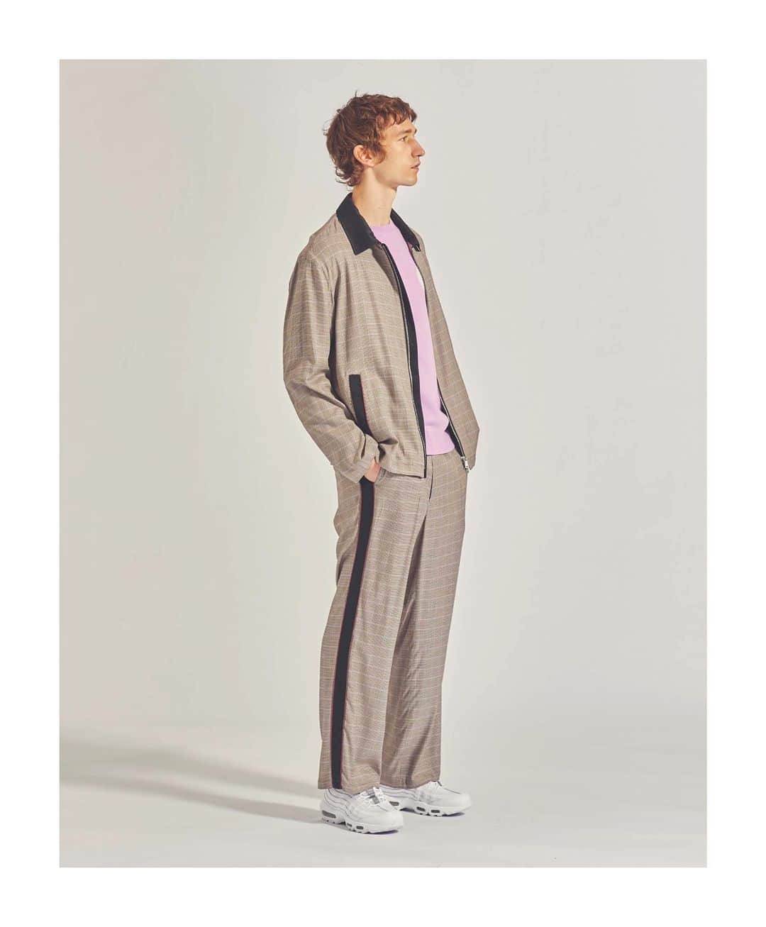 のインスタグラム：「Rayon Check Swing top ドレープ感のあるレーヨンチェック生地のオーバーサイズスイングトップ。 シンプルなスイングトップに黒サテン別布ディテールとラメパイピングテープを施しモードな印象を加えています。 コーディネートに取り入れやすい、程よいバランスのオーバーサイズシルエット。 同素材でワイドパンツとのカジュアルセットアップでの着用もおすすめ。  LOVELESS 2021 Springコレクション第一弾が2/10(水)より各ショップ及びオンラインストアで発売いたします。是非ご期待ください。  #loveless #21ss #loveless_men  #loveless_select #springcoat #springfashion #checkcoat #setup  #springouter #oversize #newseason #newarrival  #ラブレス #ラブレスセレクト #スプリングアウター #オーバーサイズジャケット  #スイングトップ」