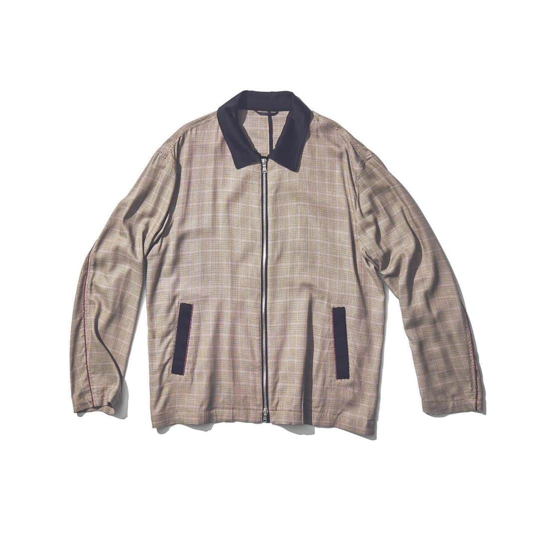 のインスタグラム：「Rayon Check Swing top ドレープ感のあるレーヨンチェック生地のオーバーサイズスイングトップ。 シンプルなスイングトップに黒サテン別布ディテールとラメパイピングテープを施しモードな印象を加えています。 コーディネートに取り入れやすい、程よいバランスのオーバーサイズシルエット。 同素材でワイドパンツとのカジュアルセットアップでの着用もおすすめ。  LOVELESS 2021 Springコレクション第一弾が2/10(水)より各ショップ及びオンラインストアで発売いたします。是非ご期待ください。  #loveless #21ss #loveless_men  #loveless_select #springcoat #springfashion #checkcoat #setup  #springouter #oversize #newseason #newarrival  #ラブレス #ラブレスセレクト #スプリングアウター #オーバーサイズジャケット  #スイングトップ」