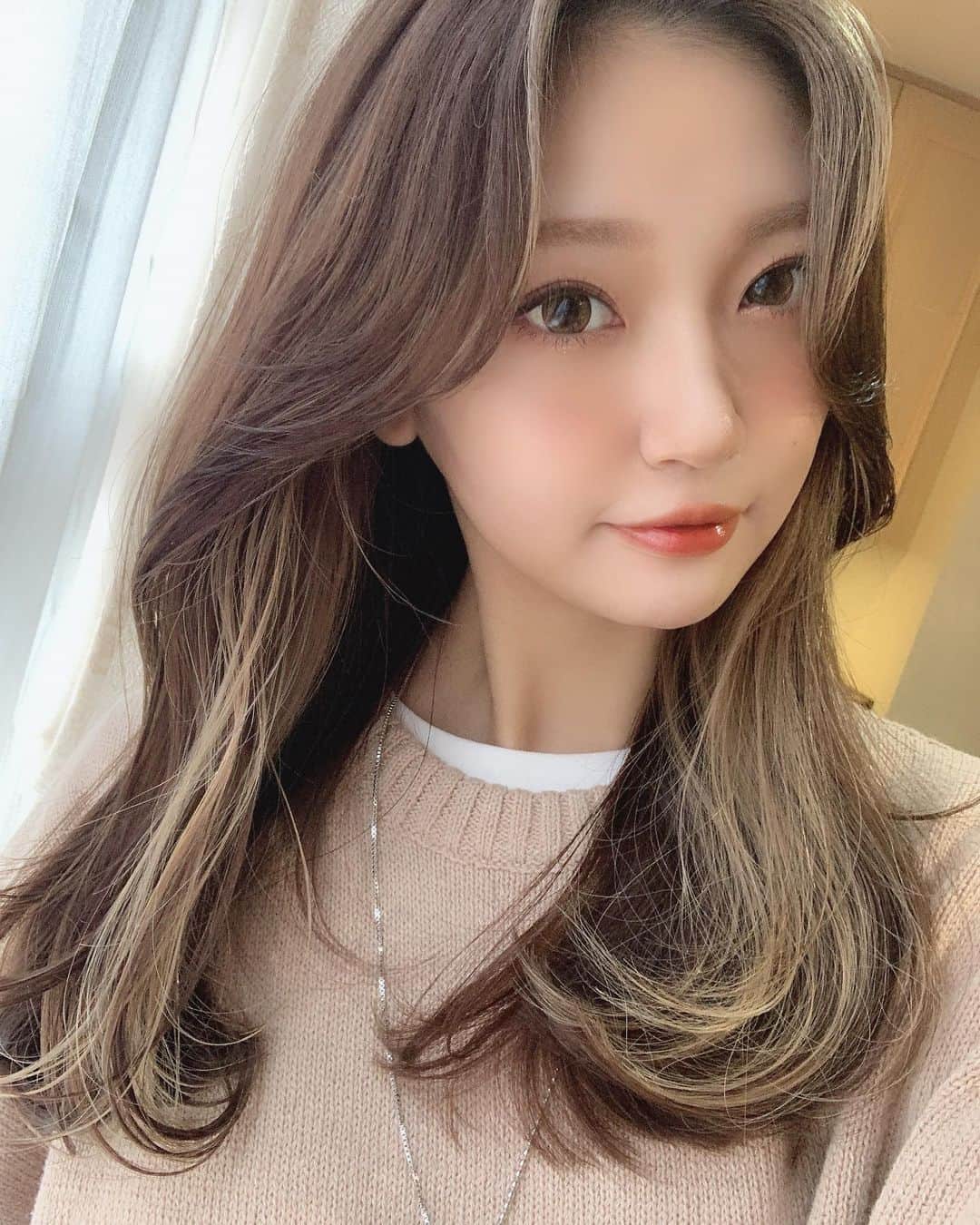いっちゃん/嶋津 いつみのインスタグラム：「. . 髪の毛伸びるの早すぎて 気づいたらまたスーパーロングになりかかってたので 切りました✌🏻✨ . . . . 今回も @chelobyrelease_aijimatsui  さんに お願いして8cmカット🙆‍♀️❤️ . . . . これぐらいが1番扱いやすいし バランス取りやすいから これぐらいをキープしたいけど きっと夏ぐらいには元に戻ってるんやろな🙄💨💨💨w . . . .  #関西  #関西サロモ  #サロンモデル #サロモ #いっちゃん  #フリーモデル #関西モデル  #あざといっちゃん #かわいっちゃん #いっちゃんコーデ  #ブライダルモデル #アレンジモデル #ヘアカラー  #ヘアアレンジ #くしゃ顔  #ヨシンモリ ##関西  #関西サロモ  #サロンモデル #サロモ #いっちゃん  #フリーモデル  #치맥  #좋아요환영 #소통환영 #팔로우환영  #팔로미 #인친환영 #친구해요 #셀카  #셀피」