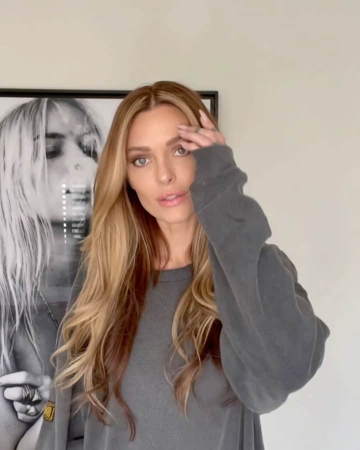 Caroline Receveurのインスタグラム：「Mon teint 0 défauts by @armanibeauty ✨ Vous me l’avez demandé, la voici: ma routine teint frais et lumineux de tous les jours 😁 #StepByStep #NoFauxPas #ArmaniBeauty #LuminousSilk @sephorafrance」