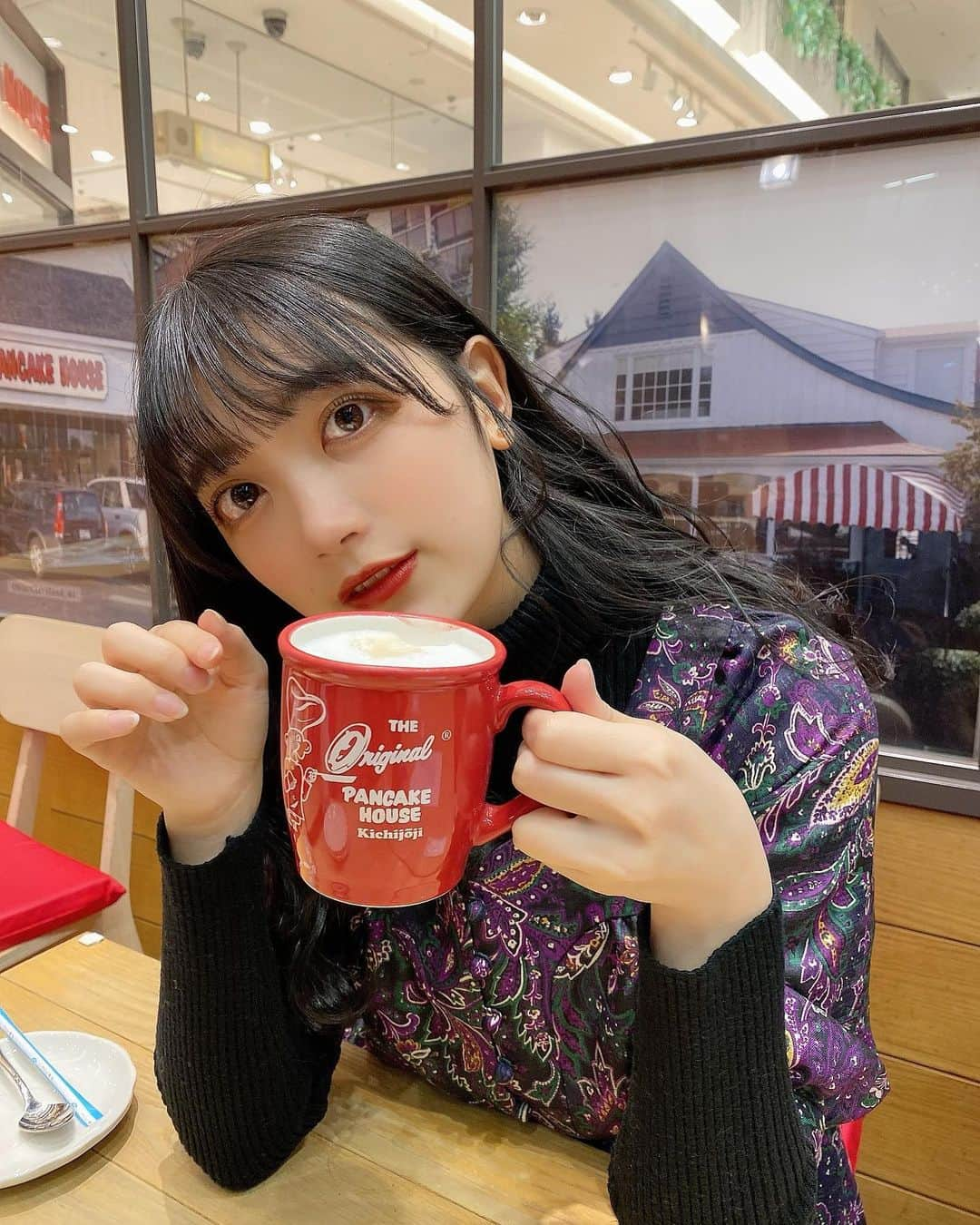 辻ゆかさんのインスタグラム写真 - (辻ゆかInstagram)「⠀⠀⠀ 中身はカフェオレだよ☕️ 甘いの食べる時は飲みたくなっちゃうよね〜 ⠀⠀⠀ みんなはコーヒー派？紅茶派？ ⠀⠀⠀ #かみやど #ひらがなかみやど #辻ゆか #アイドル #japaneseidol」2月9日 22時05分 - yuuka__tsuji