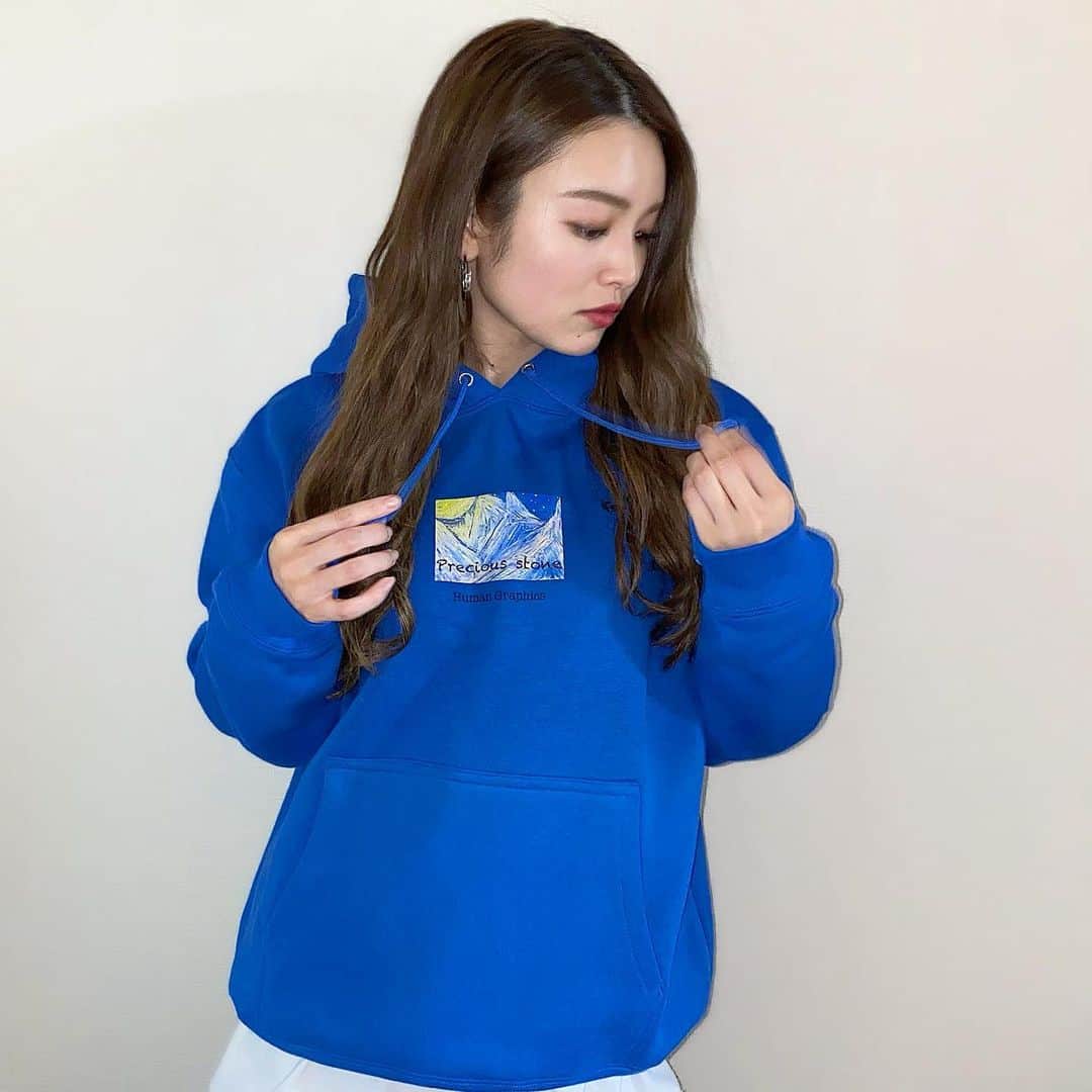 富久美玲のインスタグラム：「_ . 🆕 青好きだけど青のパーカーは何気初！ 迷わず即決でした🐶 . @human_graphics  ▷Mサイズ .  #私服#身長152cm#mireistylecode#ootd#トップス#パーカー#humangraphics」