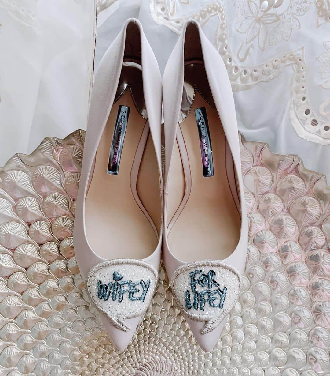 SOPHIA WEBSTERさんのインスタグラム写真 - (SOPHIA WEBSTERInstagram)「The perfect, picture pump @lanaeventsdc 💬💘 Say I do with #SophiaWebster. 💍⁣ ⁣ #SophiaWebster #SophiaWebsterBridal #WifeyForLifey⁣」2月9日 21時57分 - sophiawebster