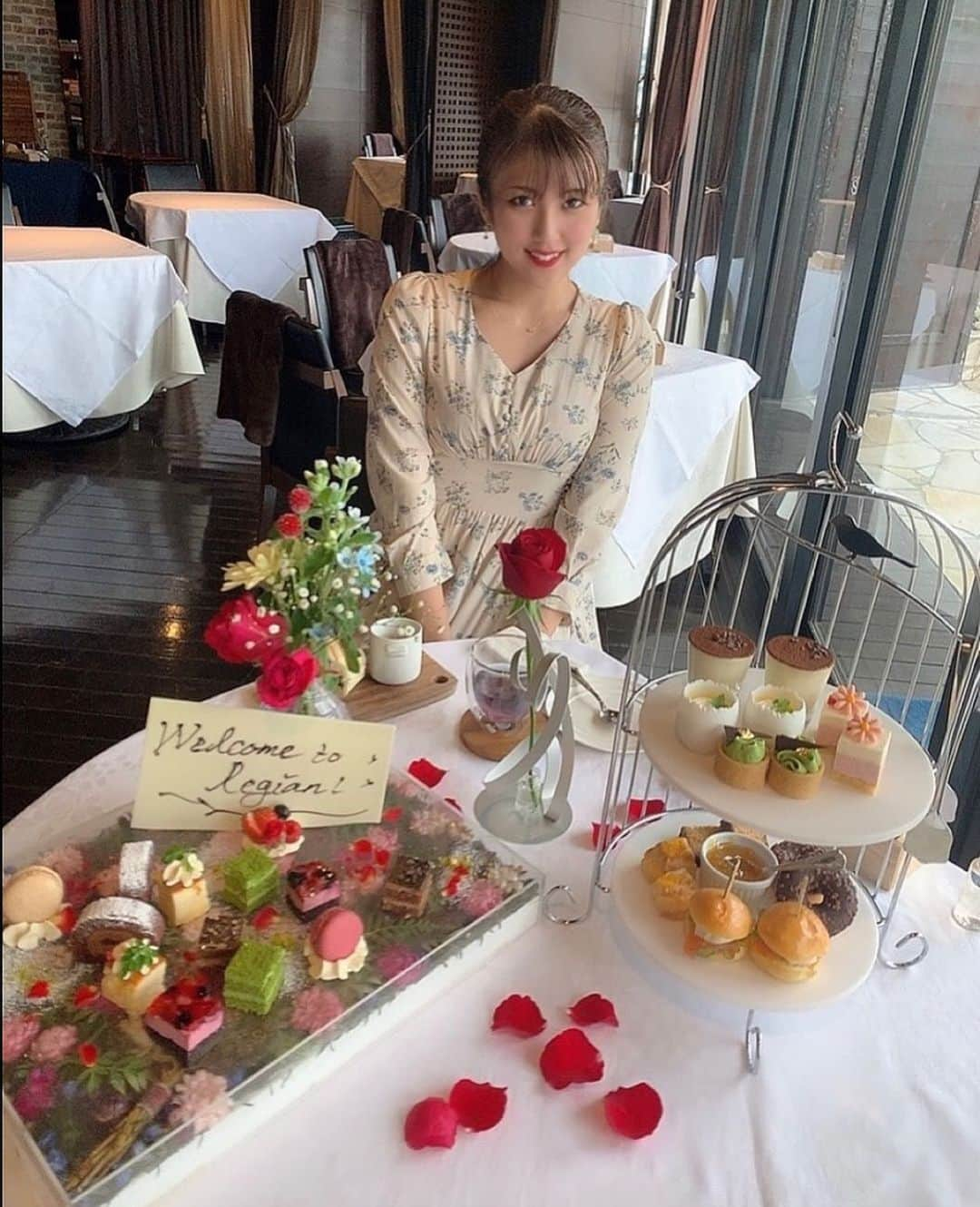 神谷麻美さんのインスタグラム写真 - (神谷麻美Instagram)「#アフタヌーンティー したよ💓🍰🌹✨ #フラワープレート 可愛い～💐💕🕊✨   #レギャン東京」2月9日 21時58分 - asamice428