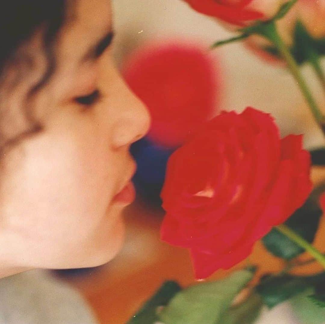 ノーマさんのインスタグラム写真 - (ノーマInstagram)「12 years old🐝 photo by @neetabird  1994  カメラマンだった母の双子の妹（通称、西の魔女）にはいっぱいわる企みに付き合ってもらって、いっぱいあそんでもらった。会いたいな。miss you, Anita🧝🏼‍♀️  #rose #ばら #1994」2月9日 21時59分 - noma77777