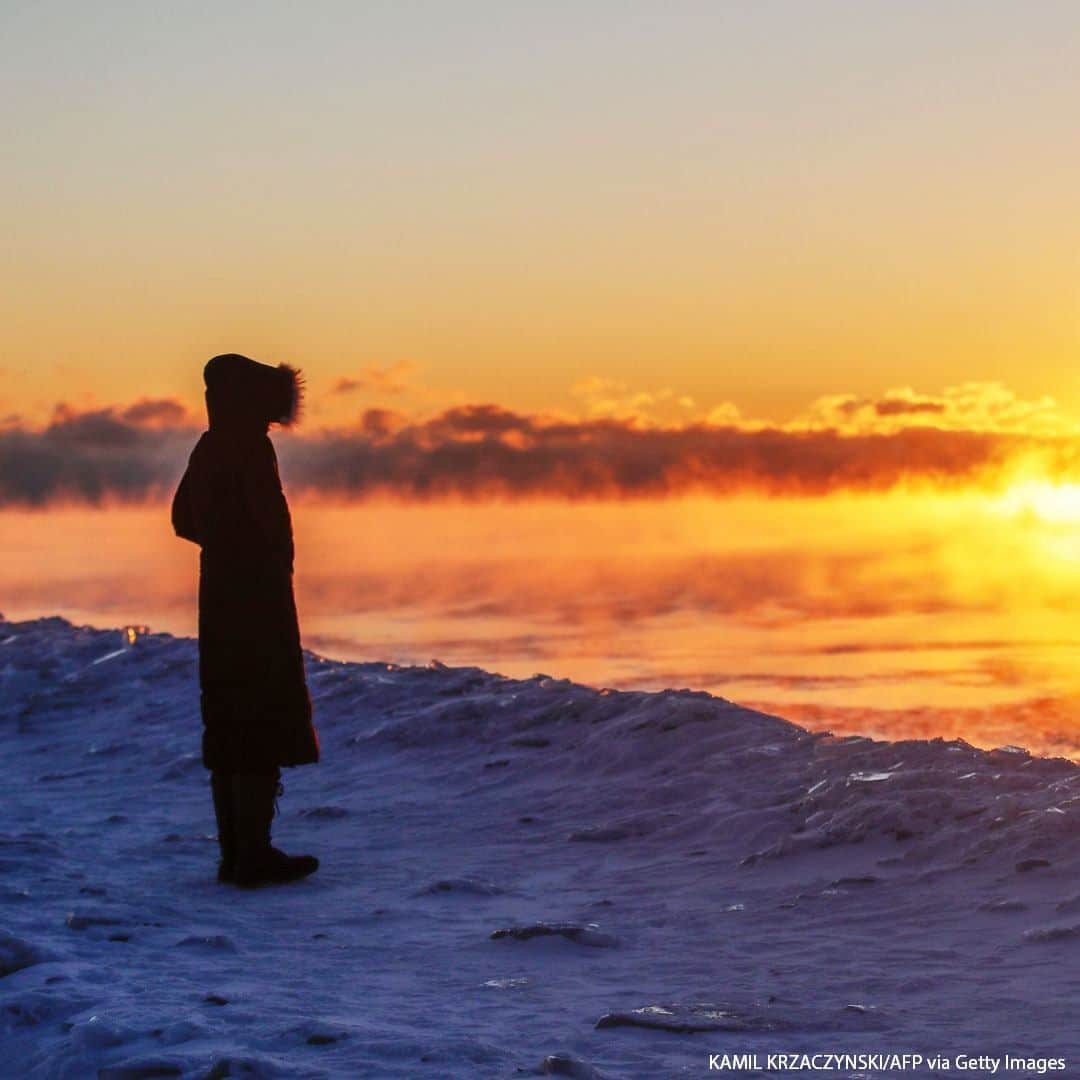 ABC Newsさんのインスタグラム写真 - (ABC NewsInstagram)「A man walks along Lake Michigan as the sun rises in Chicago, Illinois.  #greatlakesusa #greatlakes #lakemichigan #sunrisephotography #sunriseoftheday」2月9日 22時00分 - abcnews
