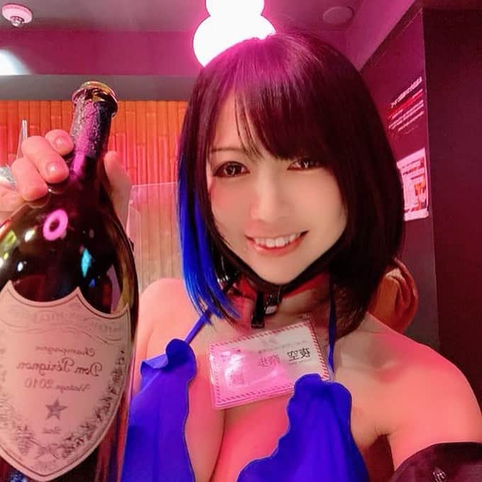 上野菜穂さんのインスタグラム写真 - (上野菜穂Instagram)「シャンパン本当にありがとうございました！！🍾💙✨  #夜空奈歩 #yozora_naho #av女優 #セクシー女優 #水着 #水着姿 #お尻 #谷間チラリ  #へそピ#私服#青メッシュ」2月9日 22時00分 - yozora_naho