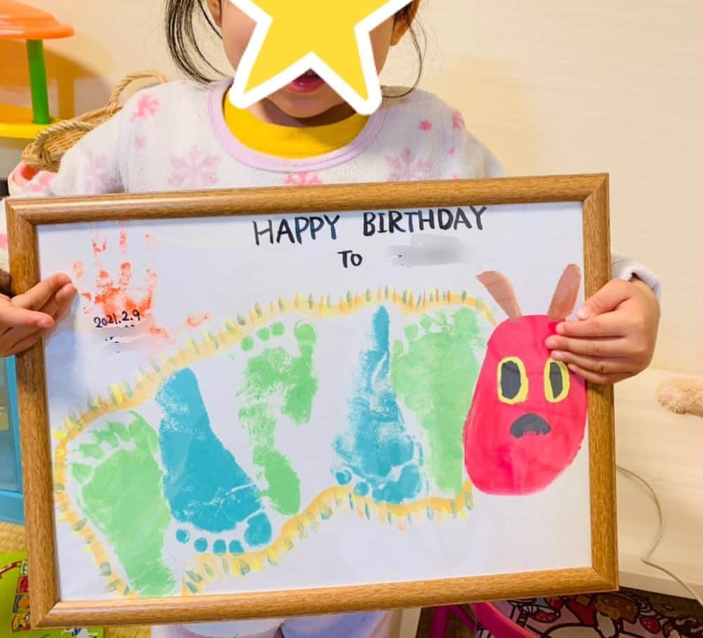 横山愛子さんのインスタグラム写真 - (横山愛子Instagram)「長女ちゃん3歳の誕生日でした🎉🎂 記念に足形手形アートで、はらぺこあおむしを作ってみました^ - ^ 初めてやってみたけど、全てダイソーのもので出来ちゃうしとっても簡単でした❗️❗️ 誕生日や家族へのプレゼントなどにオススメです^ - ^ 3歳になって、早寝早起❗️ 物分かり良し❗️よく食べる❗️ギャーギャー泣かない❗️よく寝る❗️片付けが出来る❗️おやつの時間は15時❗️ って…色々出来る様になってきた^ ^ あとはトイトレを成功できれば、完璧かなー😅 4月からは幼稚園^ - ^笑顔で楽しく通ってくれると嬉しいなぁ（＾_＾） ママ友もできますように。。 #3歳誕生日 #手形足形アート  #はらぺこあおむし」2月9日 22時00分 - aiaiko8