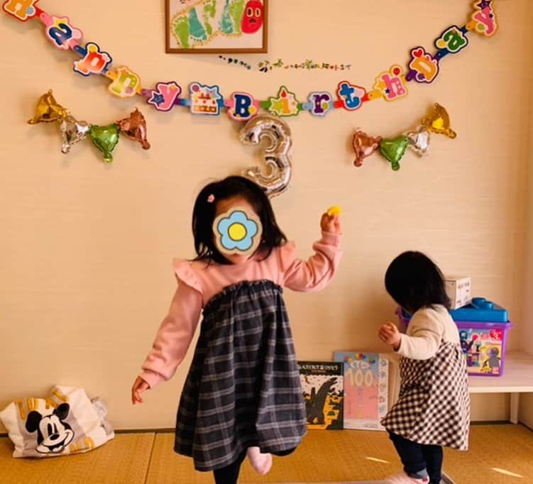 横山愛子さんのインスタグラム写真 - (横山愛子Instagram)「長女ちゃん3歳の誕生日でした🎉🎂 記念に足形手形アートで、はらぺこあおむしを作ってみました^ - ^ 初めてやってみたけど、全てダイソーのもので出来ちゃうしとっても簡単でした❗️❗️ 誕生日や家族へのプレゼントなどにオススメです^ - ^ 3歳になって、早寝早起❗️ 物分かり良し❗️よく食べる❗️ギャーギャー泣かない❗️よく寝る❗️片付けが出来る❗️おやつの時間は15時❗️ って…色々出来る様になってきた^ ^ あとはトイトレを成功できれば、完璧かなー😅 4月からは幼稚園^ - ^笑顔で楽しく通ってくれると嬉しいなぁ（＾_＾） ママ友もできますように。。 #3歳誕生日 #手形足形アート  #はらぺこあおむし」2月9日 22時00分 - aiaiko8