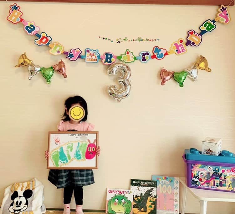 横山愛子のインスタグラム：「長女ちゃん3歳の誕生日でした🎉🎂 記念に足形手形アートで、はらぺこあおむしを作ってみました^ - ^ 初めてやってみたけど、全てダイソーのもので出来ちゃうしとっても簡単でした❗️❗️ 誕生日や家族へのプレゼントなどにオススメです^ - ^ 3歳になって、早寝早起❗️ 物分かり良し❗️よく食べる❗️ギャーギャー泣かない❗️よく寝る❗️片付けが出来る❗️おやつの時間は15時❗️ って…色々出来る様になってきた^ ^ あとはトイトレを成功できれば、完璧かなー😅 4月からは幼稚園^ - ^笑顔で楽しく通ってくれると嬉しいなぁ（＾_＾） ママ友もできますように。。 #3歳誕生日 #手形足形アート  #はらぺこあおむし」
