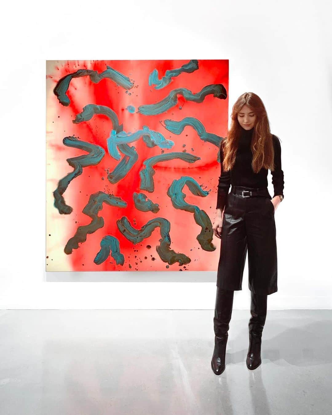 My Interiorのインスタグラム：「Ed Moses (1926 - 2018) @jdmalatgallery explored the creative interplay between different paints with a range of tools, including squeegees, house brushes, snaplines, spray paint, small brushes, and decorator brushes.   This unique approach to the canvas resulted in a diverse body of work; from monochromes and diagonal grids to gestural works and vibrant expanses of saturated pigment, Moses’ work  represents the continual process of discovery within abstraction.」