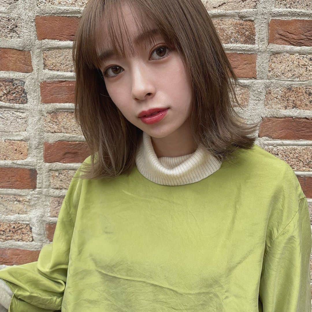 塩川裕美のインスタグラム：「. . 去年ラストカラーは　@ryosukekondoh さんにお願いしました🙊🌿 . . #ミルクティーベージュ にしてもらったよ🍯❤︎ 柔らかみがあって可愛い☺︎ . . パパってって撮っただけなのに盛れてます。さすがです。ありがとうございます笑笑 . .」